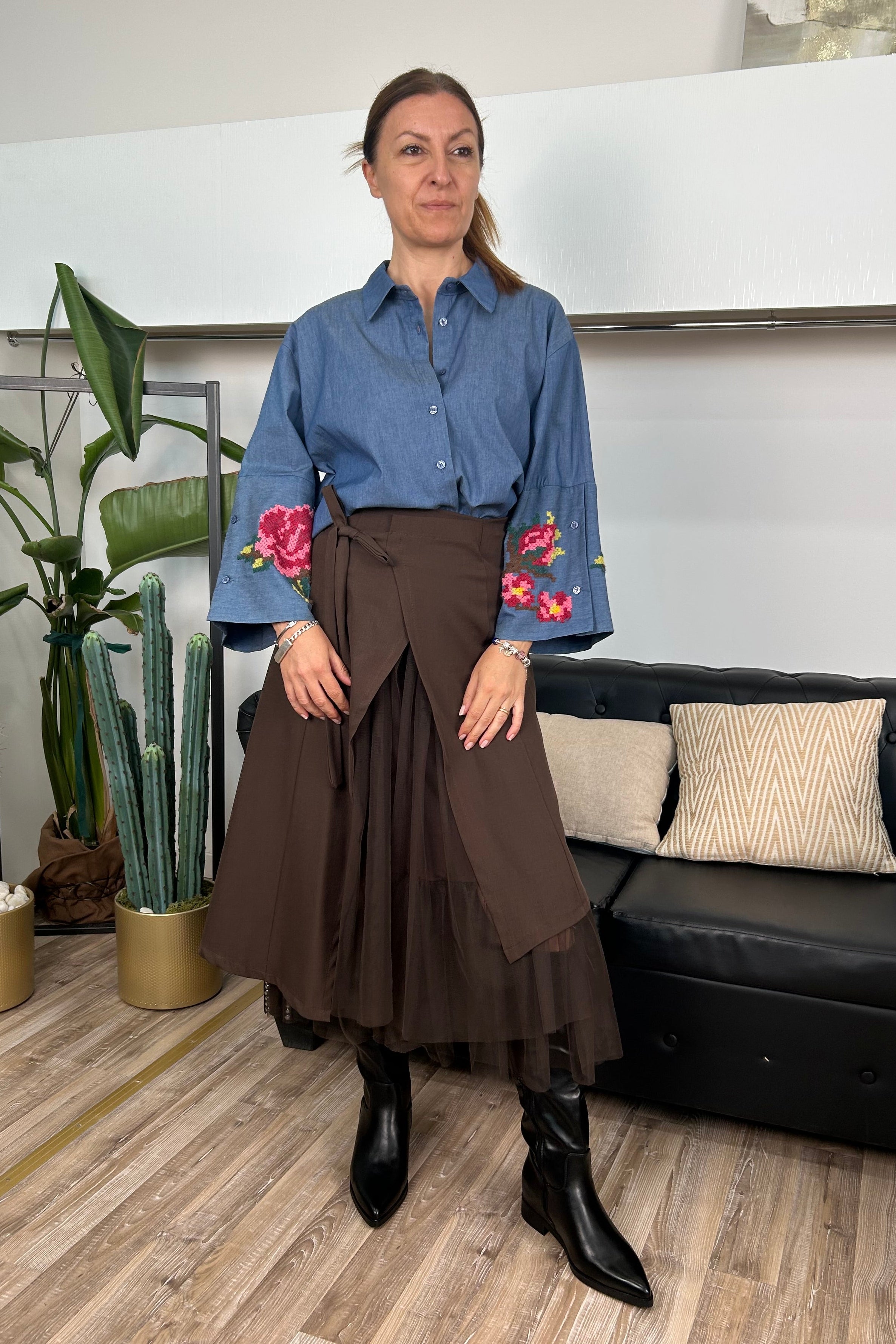 CAMICIA DENIM BLU CON RICAMI FLOREALI