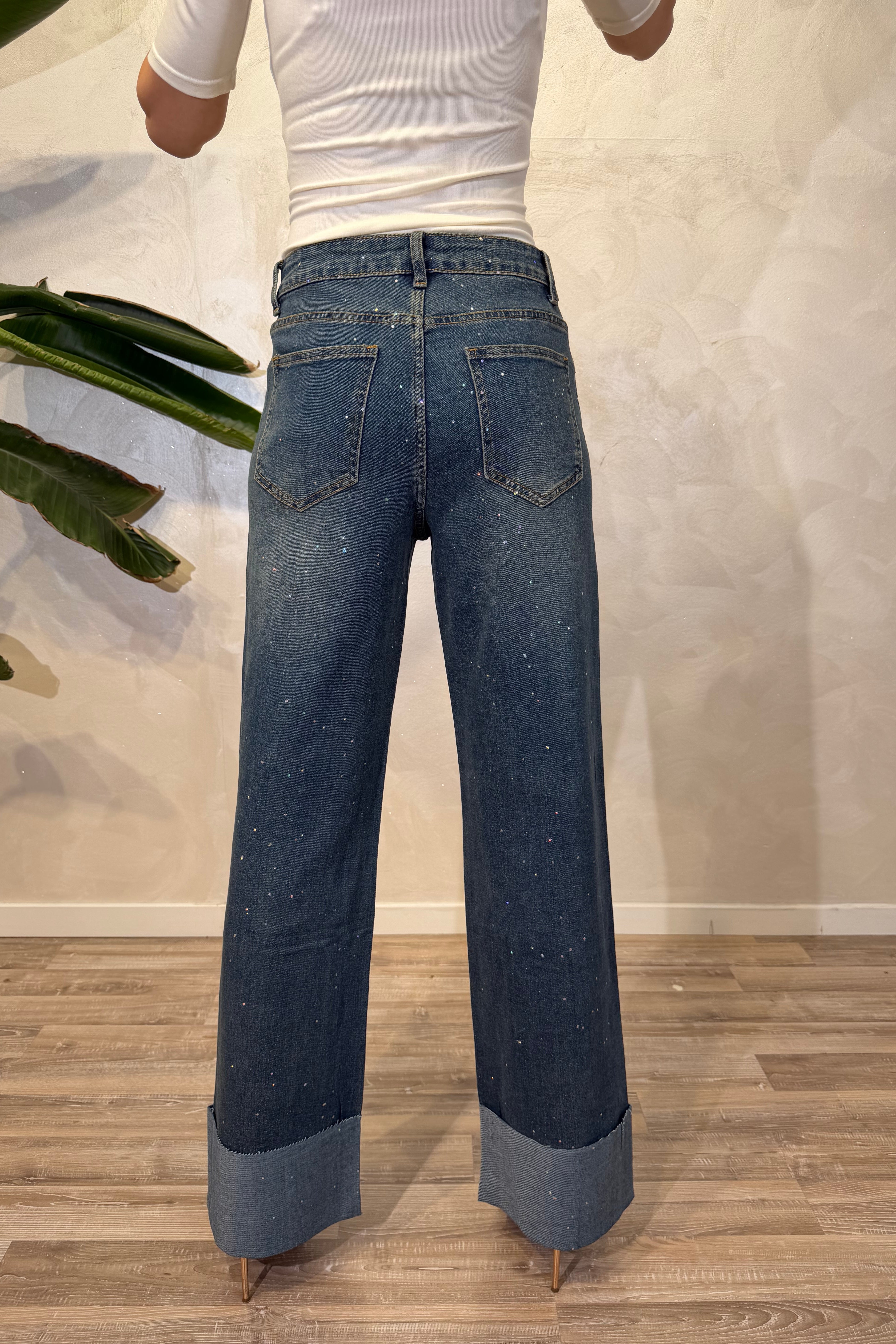 JEANS CON RISVOLTO ALTO A CONTRASTO ED EFFETTO STRASS SPRUZZATO COL. DENIM