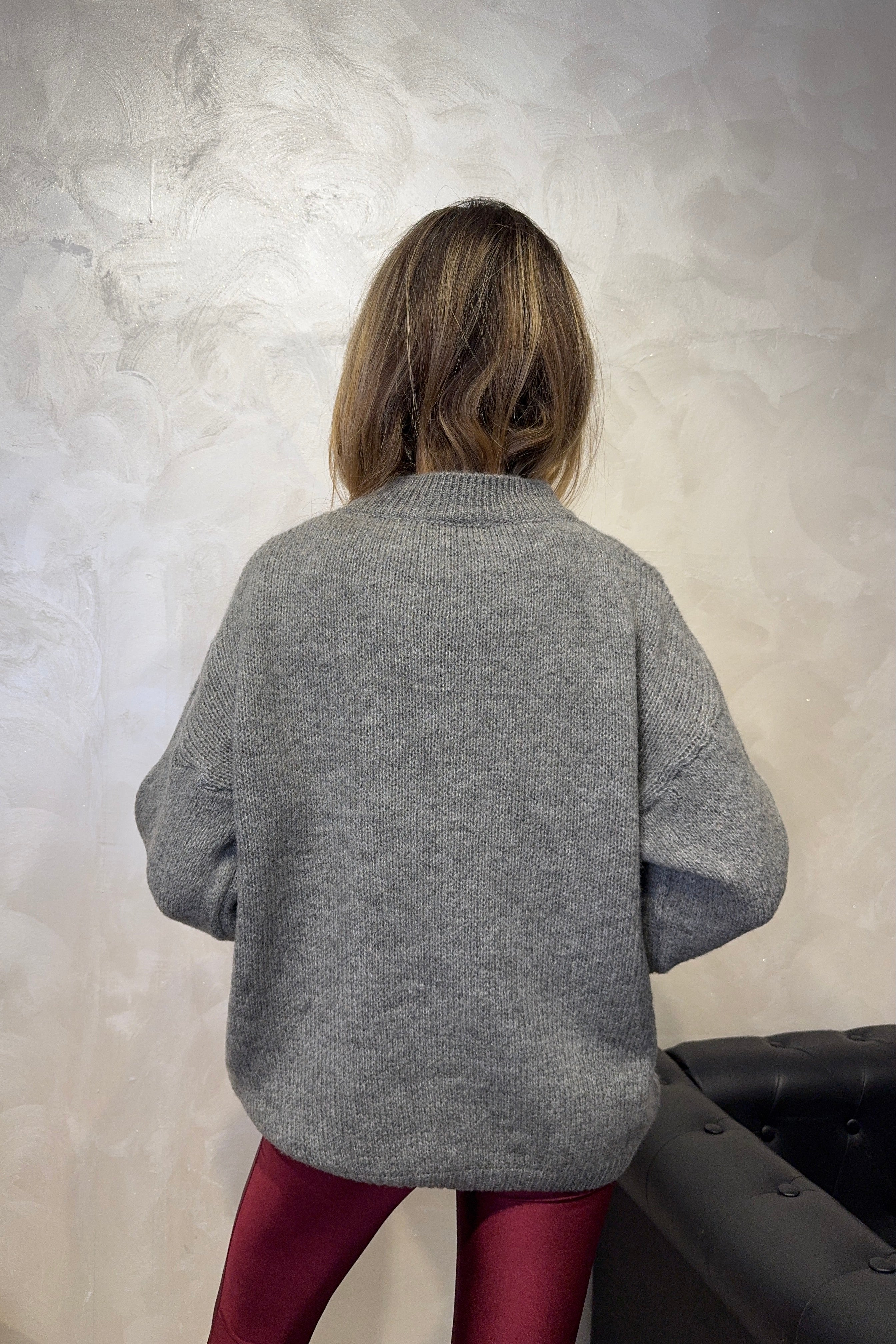 MAGLIONE CON RICAMO "NON MI DOVETE STRESSARE" COL. GRIGIO