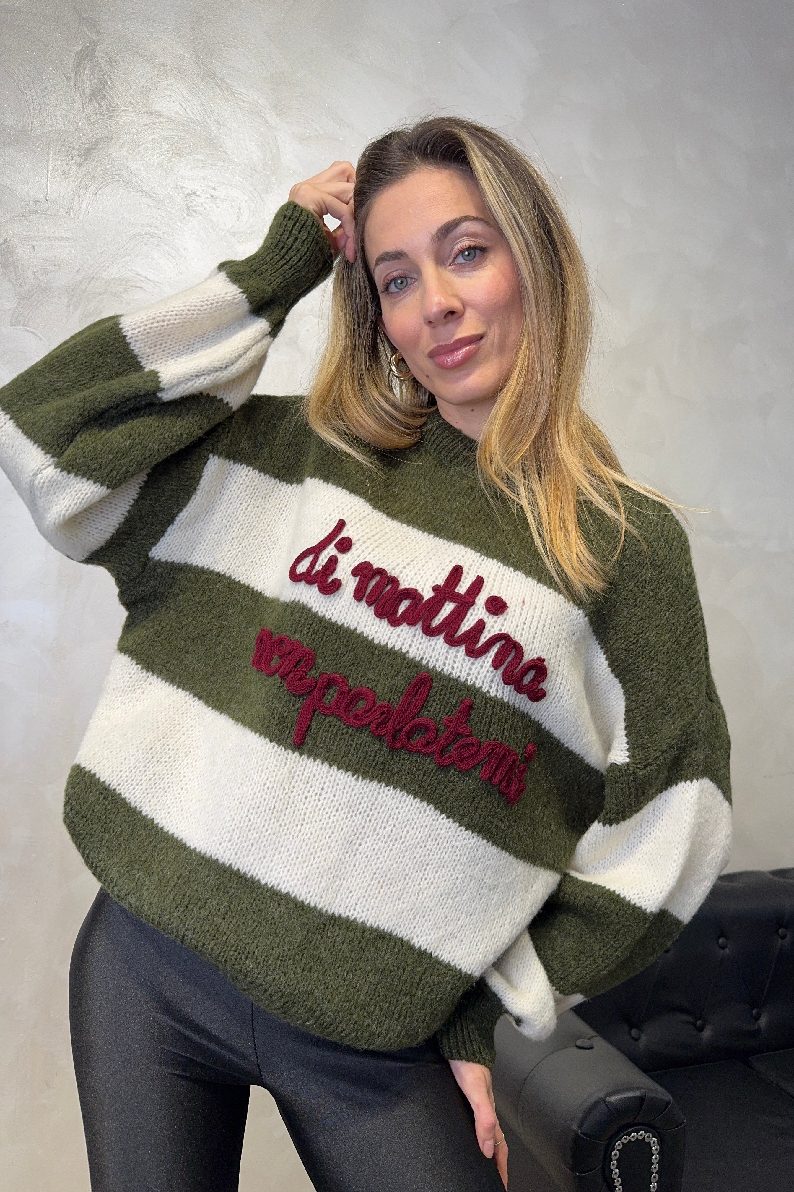 MAGLIONE RIGATO CON RICAMO " DI MATTINA NON PARLATEMI" COL.VERDE