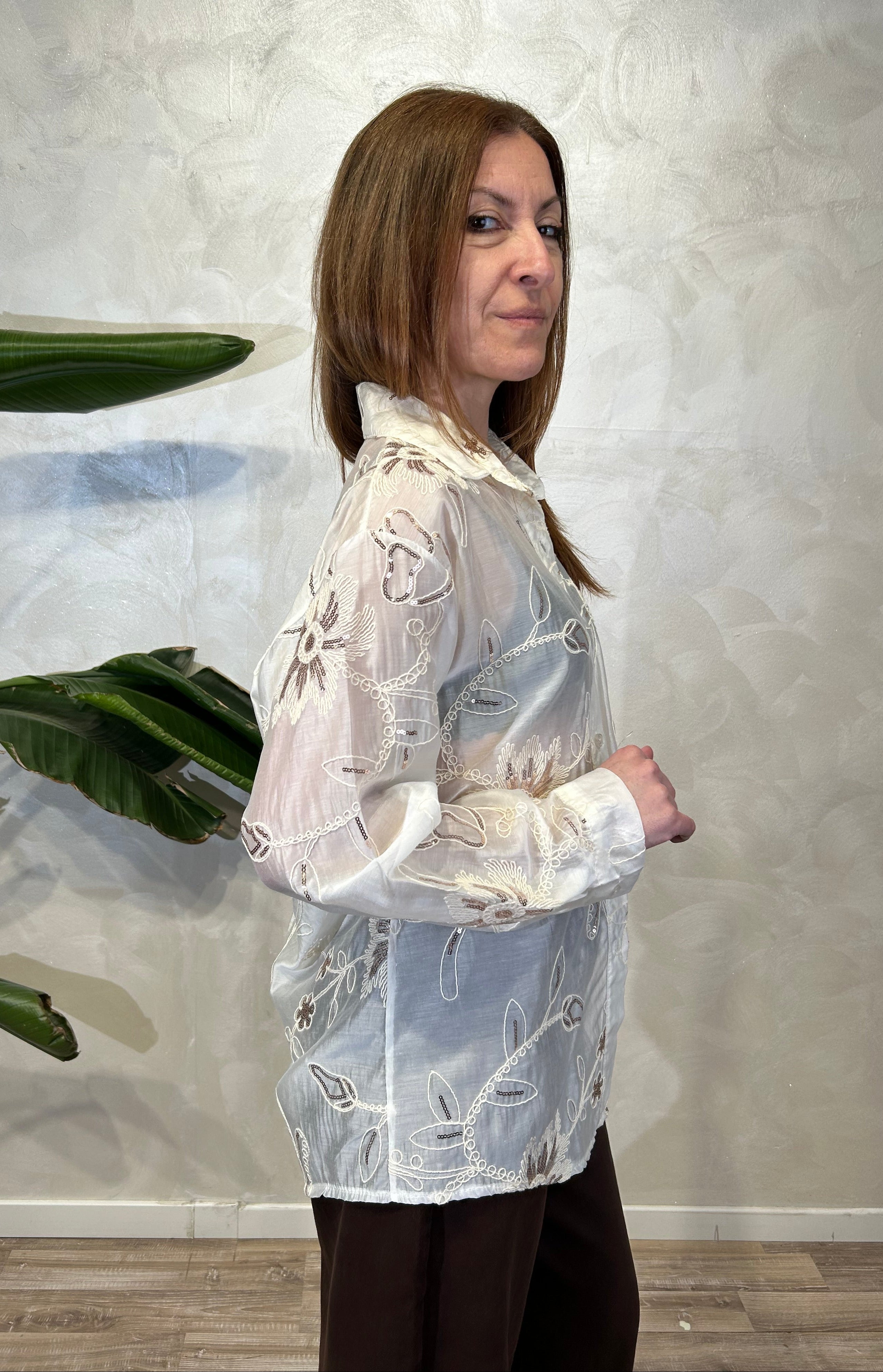 CAMICIA IN TENCEL TRASPARENTE RICAMATA CON MOTIVI FLOREALI COL. AVORIO