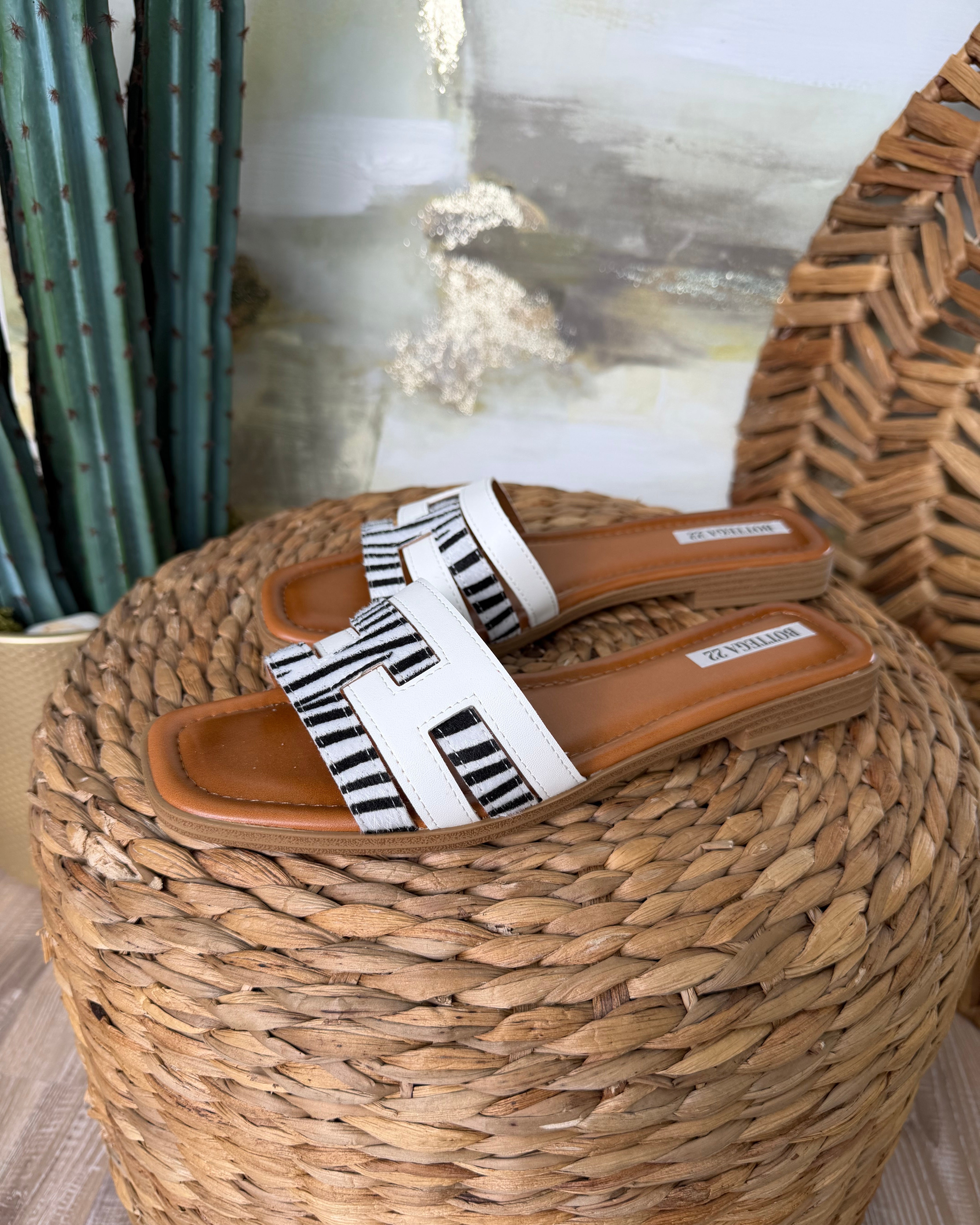 SANDALI FLAT CON DETTAGLIO ZEBRA COL. BIANCO