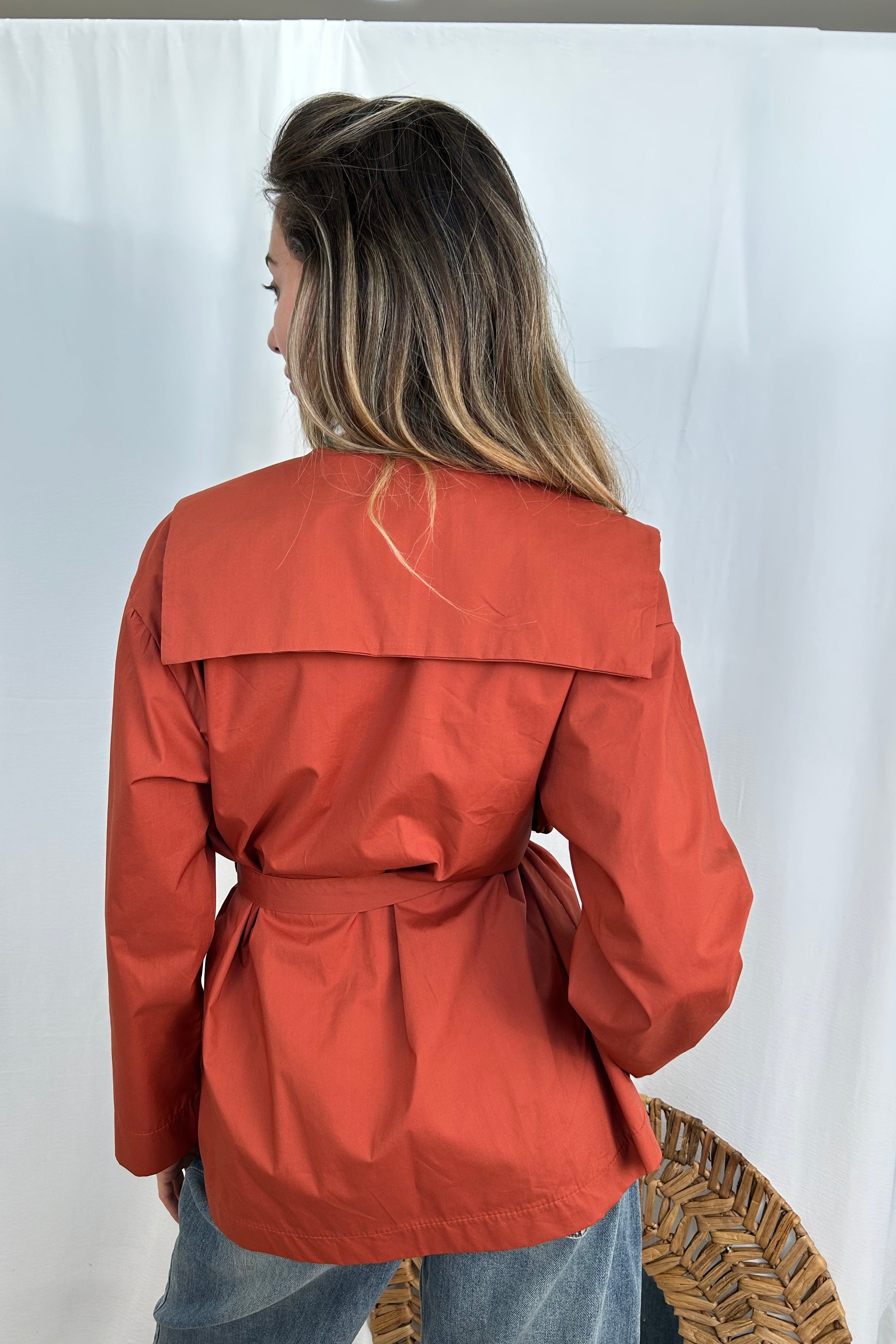 CAMICIA SPOLVERINO IN COTONE CON CINTURA COL. COCCIO