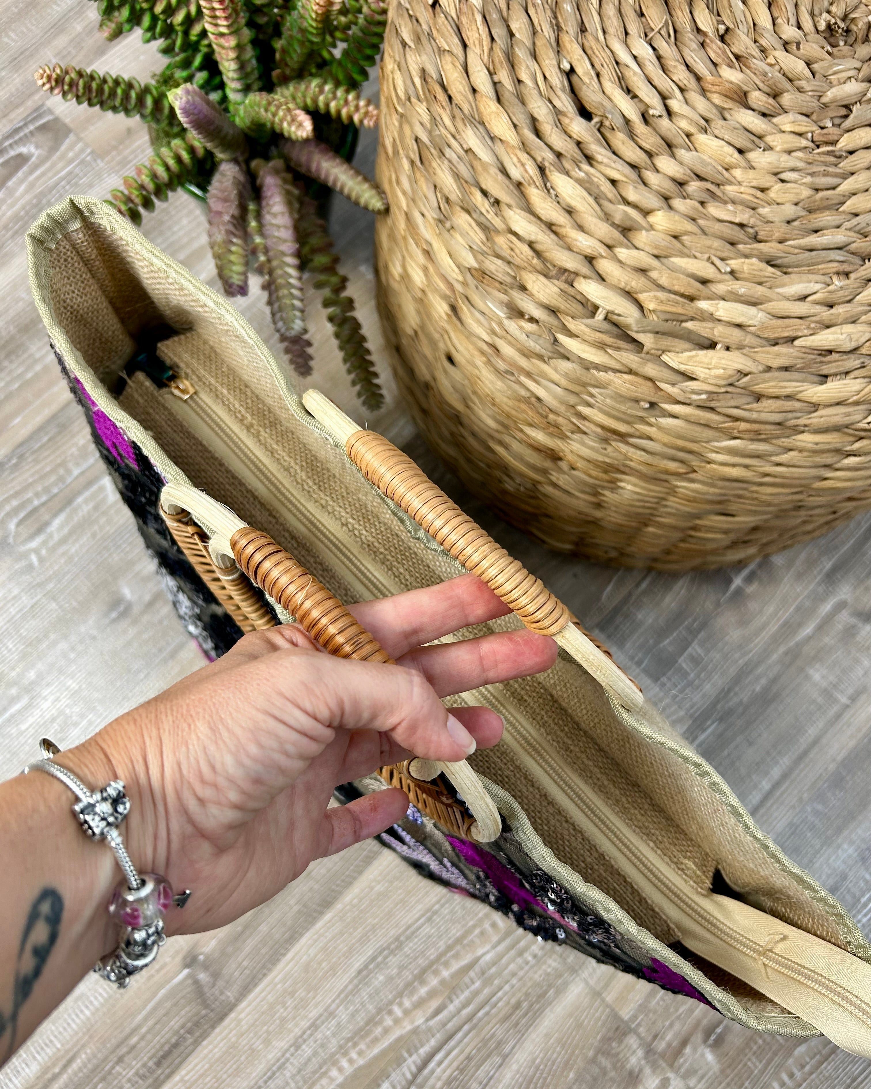 BORSA IN LINO RICAMATA E WOOD HANDLE COL. NERO