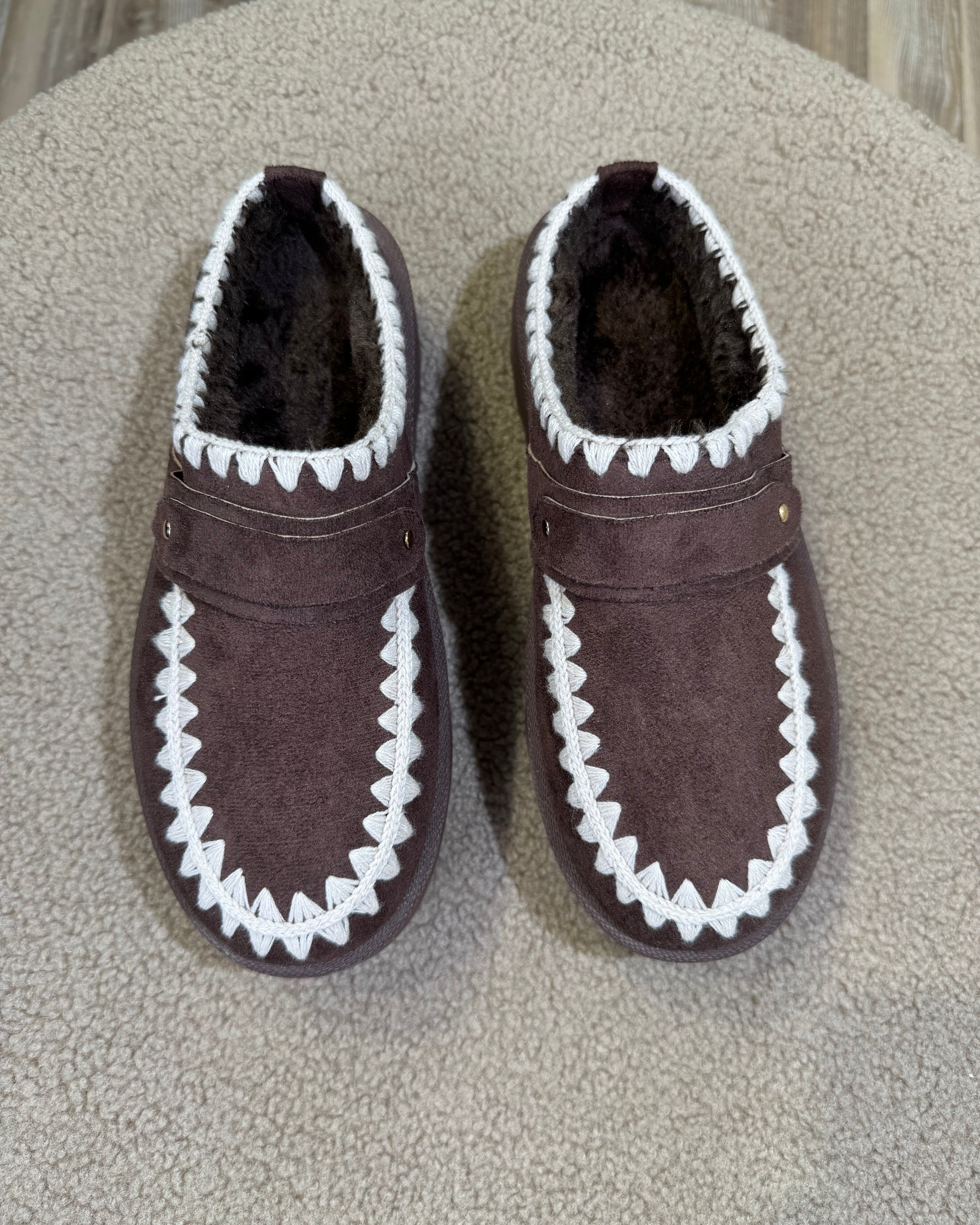 SABOT CON DETTAGLI RICAMO IN CONTRASTO COL.MORO