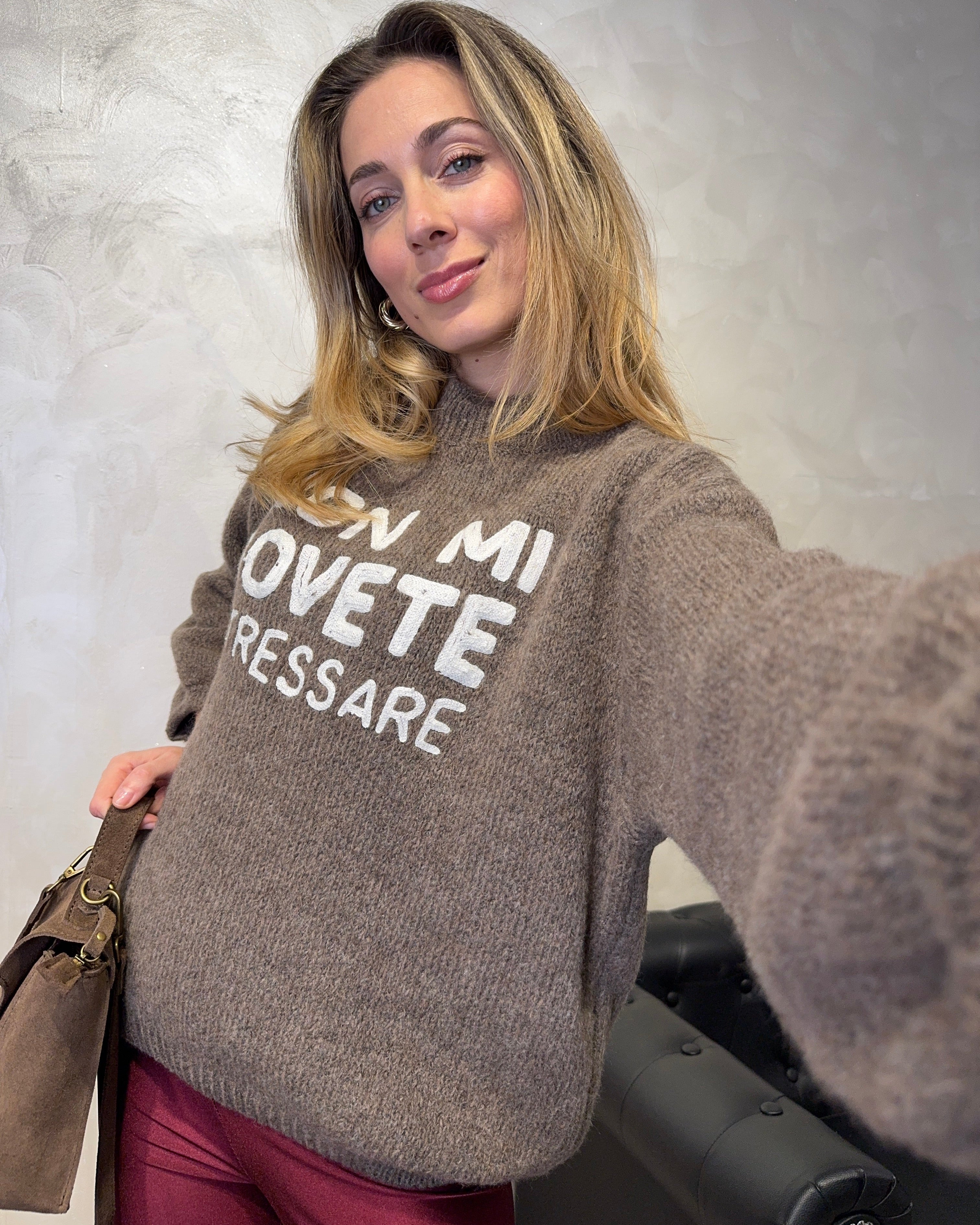MAGLIONE CON RICAMO "NON MI DOVETE STRESSARE" COL. TORTORA