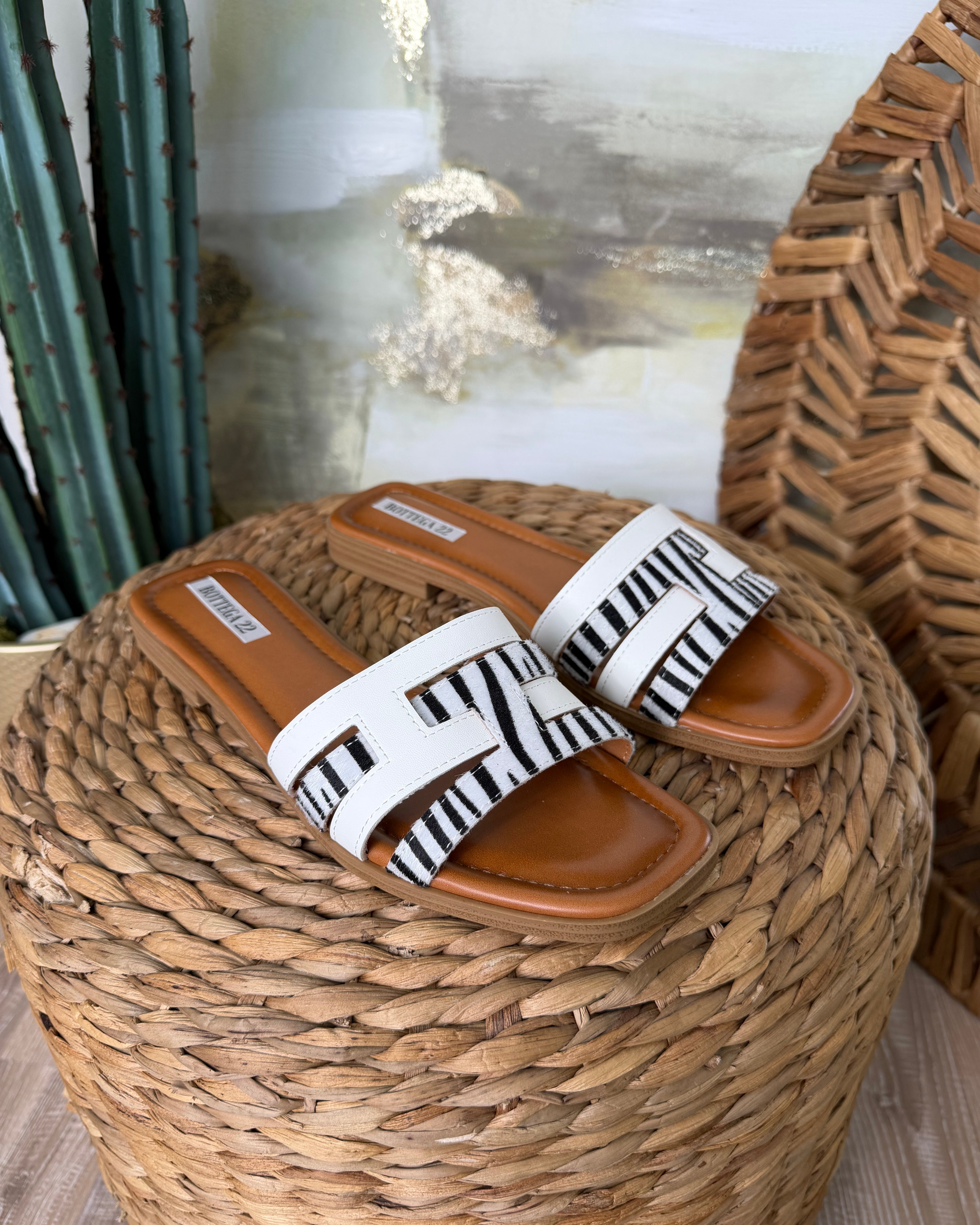 SANDALI FLAT CON DETTAGLIO ZEBRA COL. BIANCO