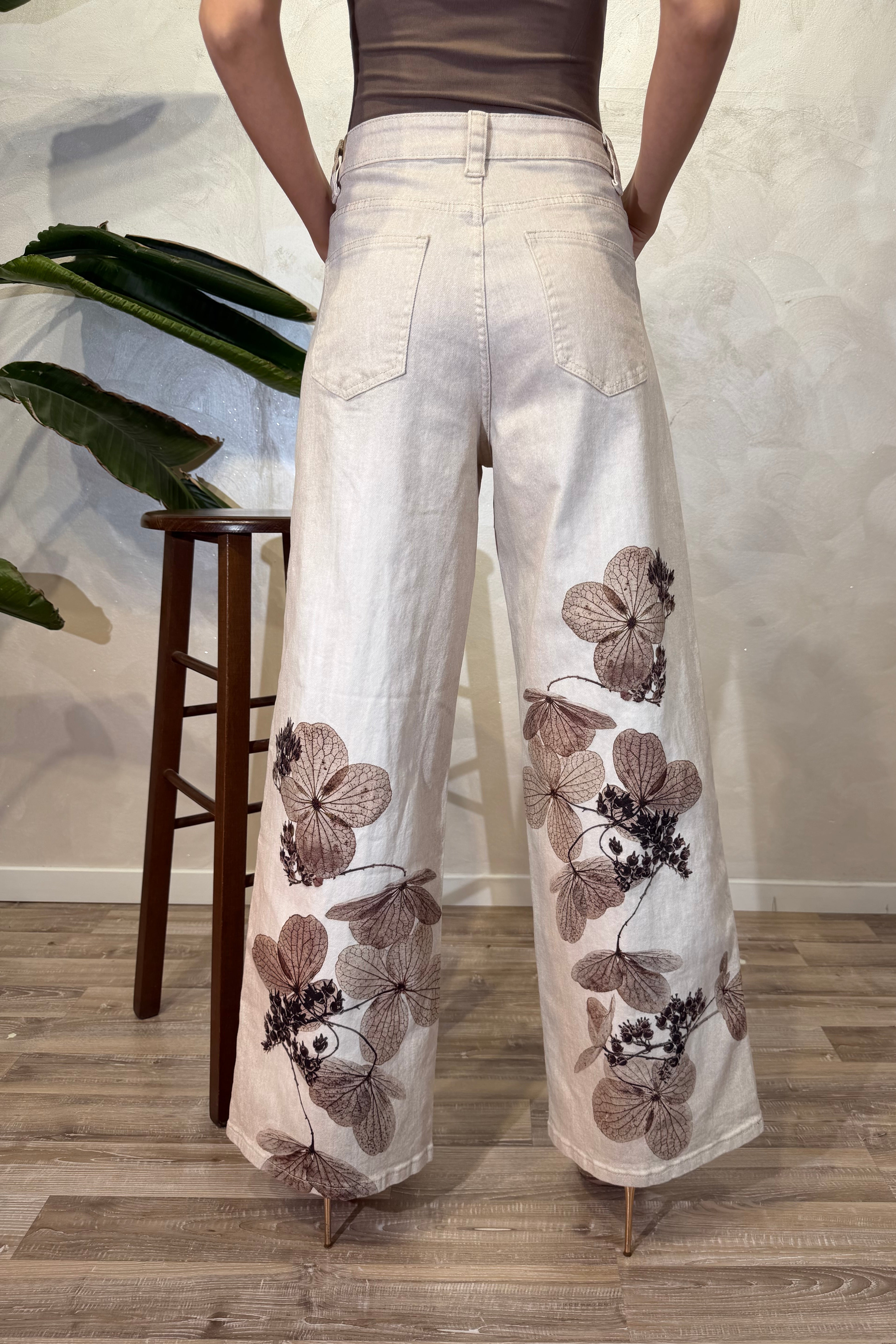 JEANS A PALAZZO CON STAMPA FLOREALE COL. BURRO