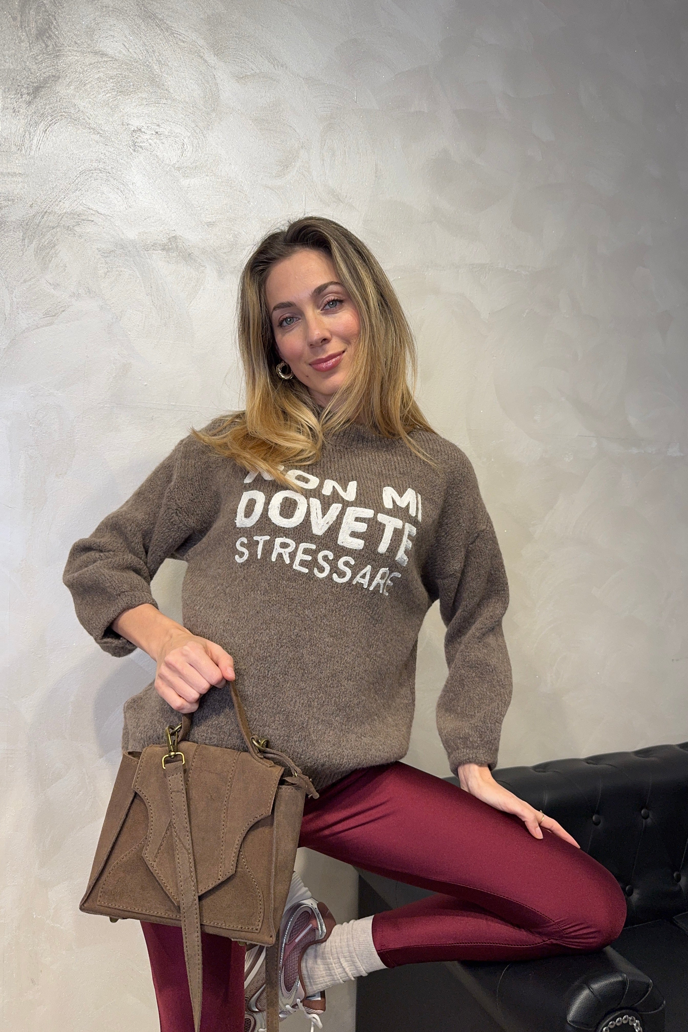 MAGLIONE CON RICAMO "NON MI DOVETE STRESSARE" COL. TORTORA