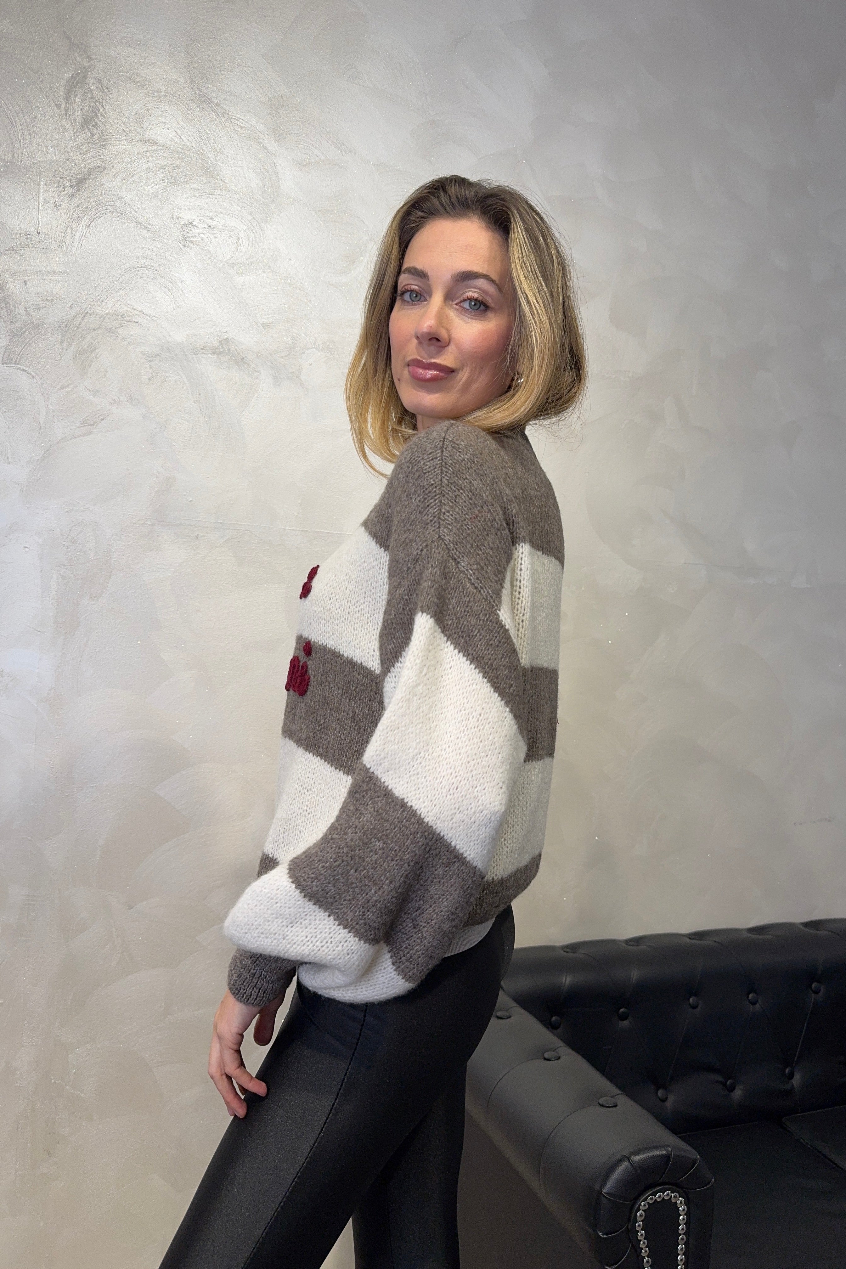 MAGLIONE RIGATO CON RICAMO " DI MATTINA NON PARLATEMI" COL.TORTORA