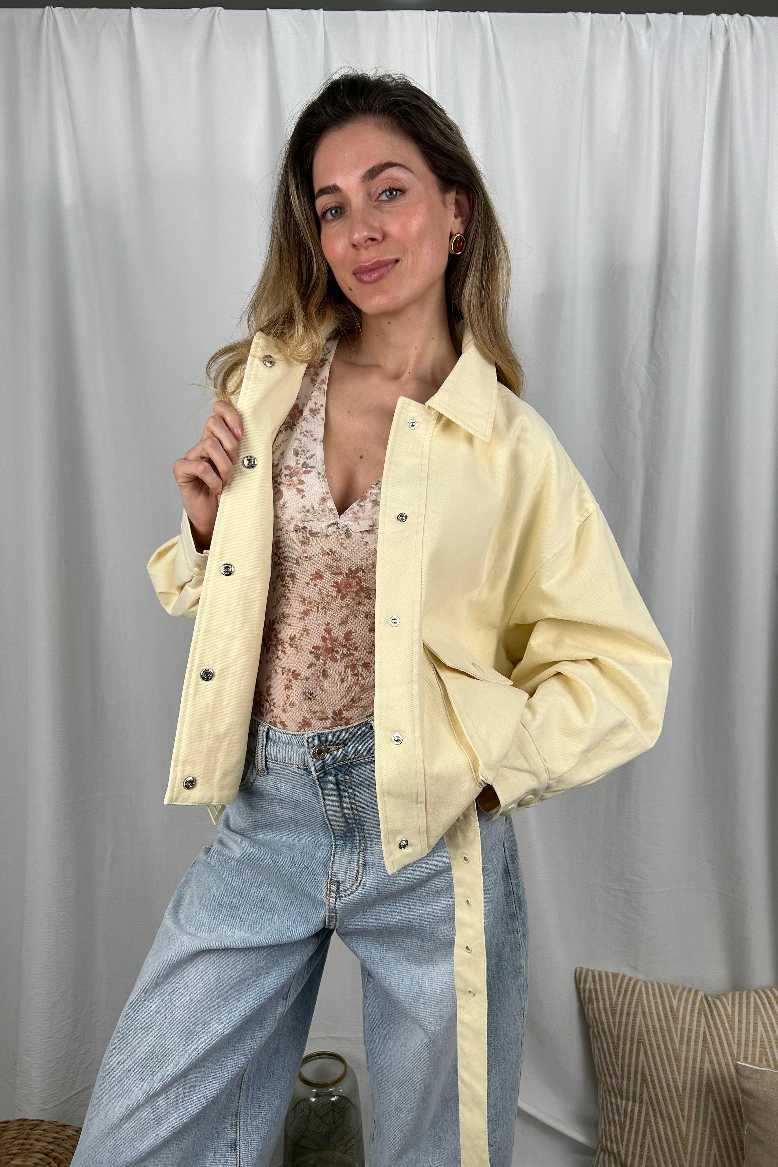 GIUBBOTTO CON TASCHE TIPO BOMBER CON FIBBIA COL. CREMA