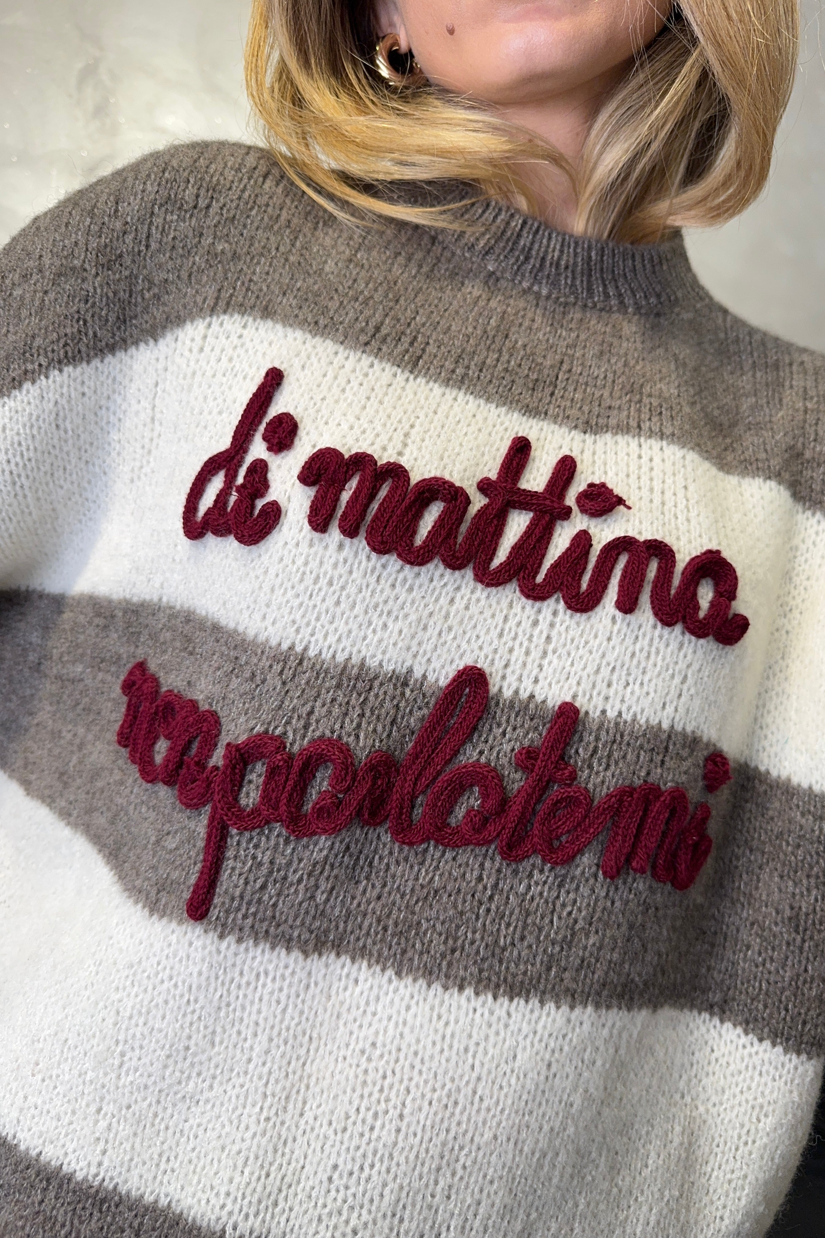 MAGLIONE RIGATO CON RICAMO " DI MATTINA NON PARLATEMI" COL.TORTORA