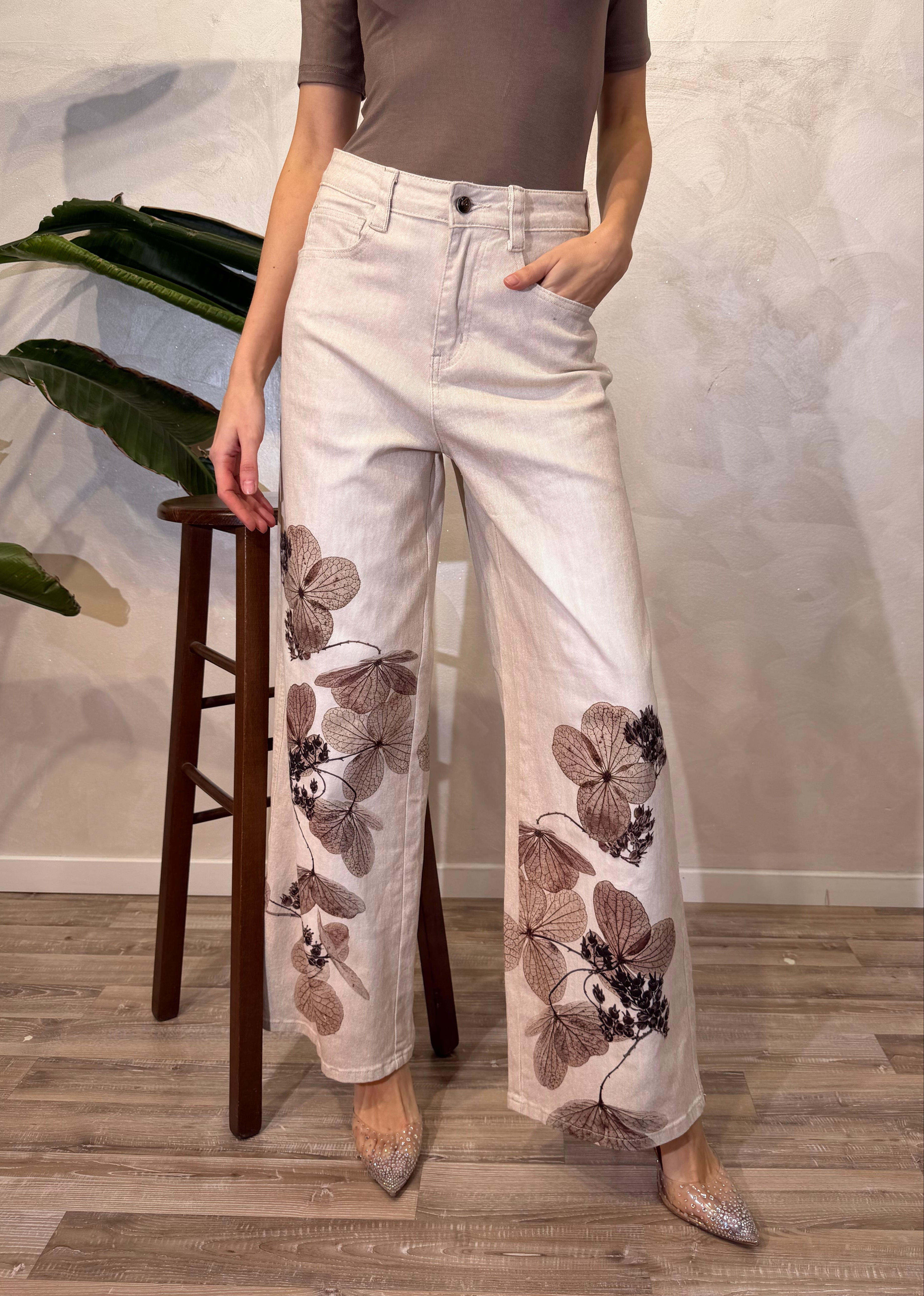 JEANS A PALAZZO CON STAMPA FLOREALE COL. BURRO