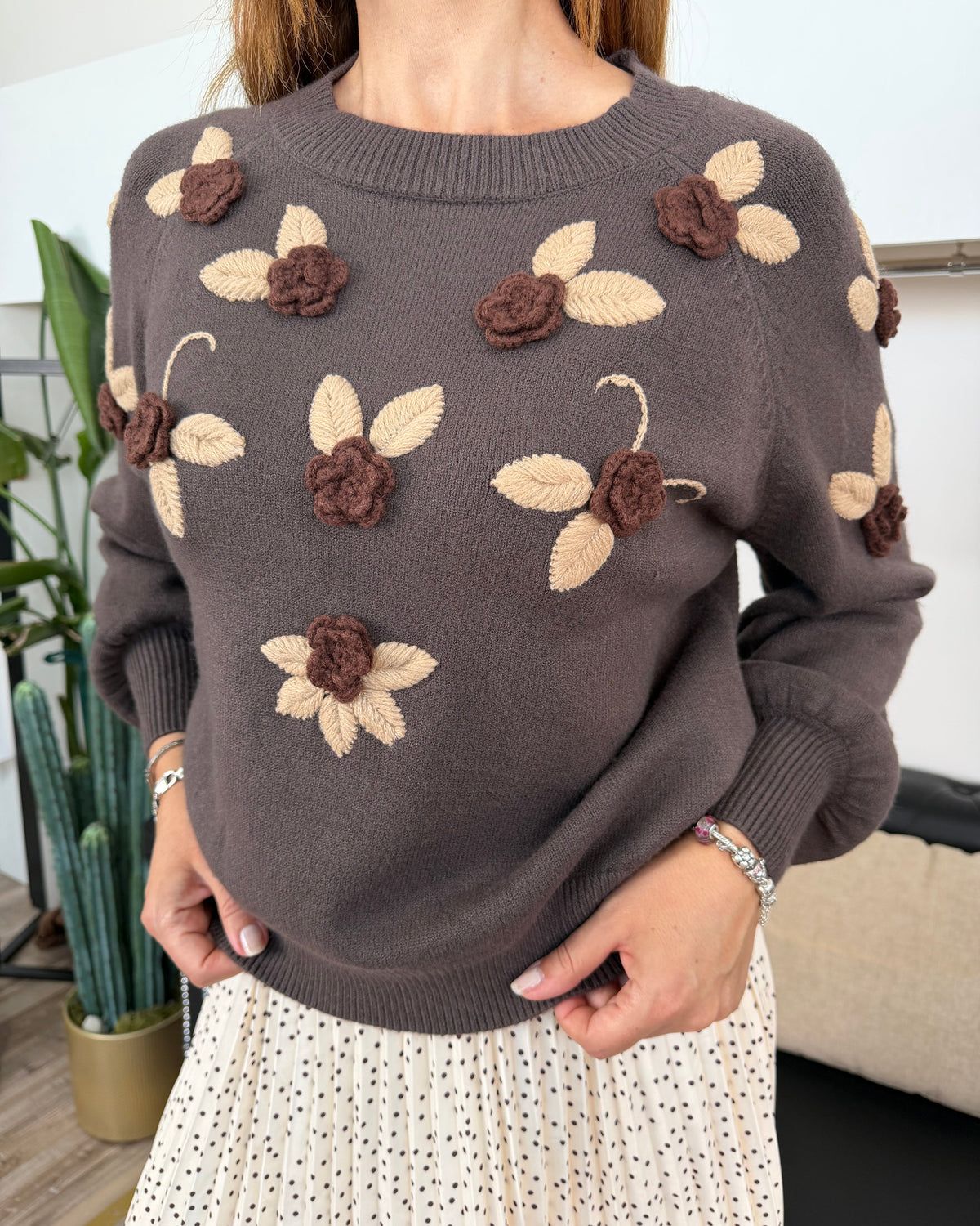 MAGLIONE CON FIORI IN RILIEVO RICAMATI COL. MORO