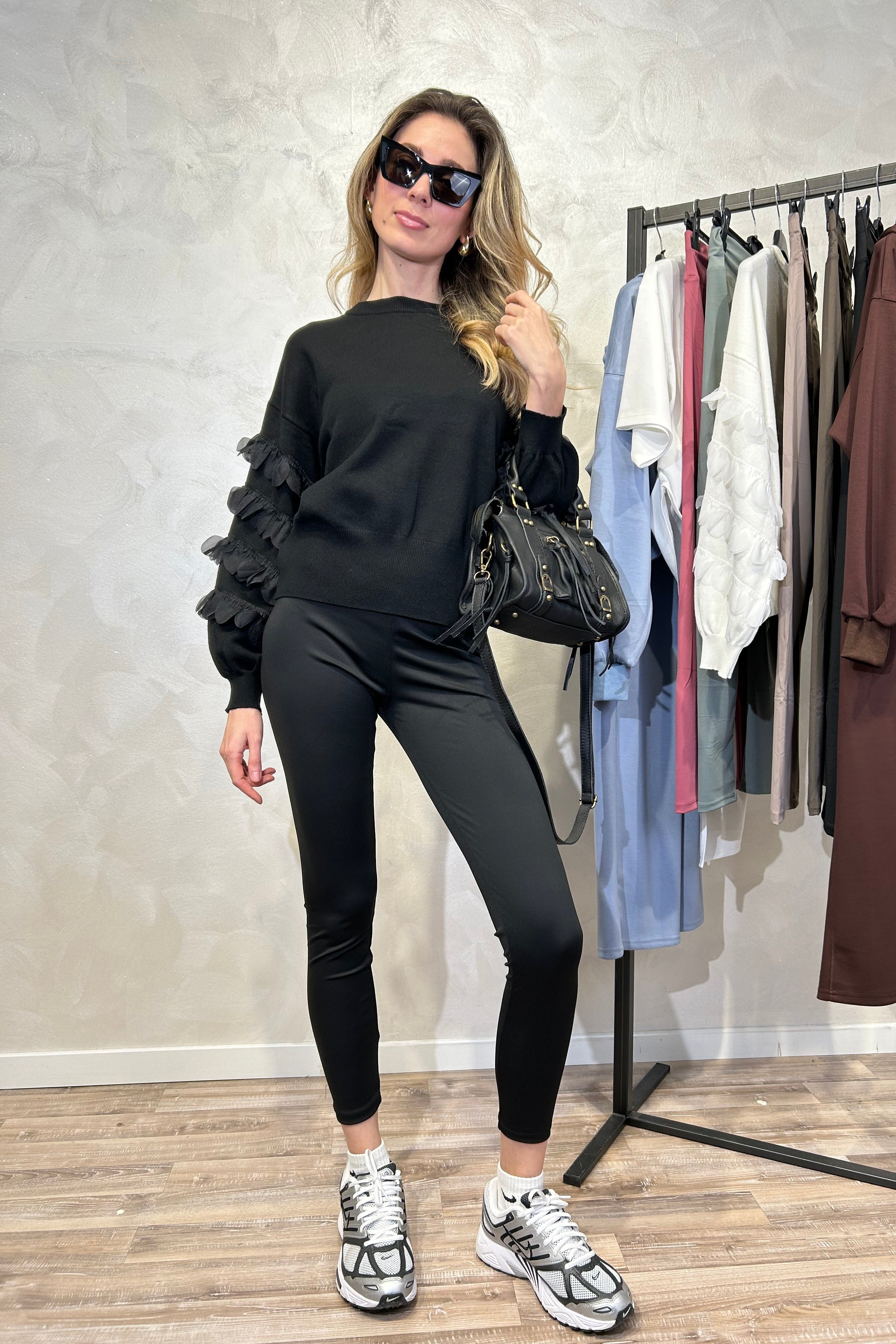 BORSA IN VERA PELLE CON ZIP E DETTAGLI METALLICI COL.NERO