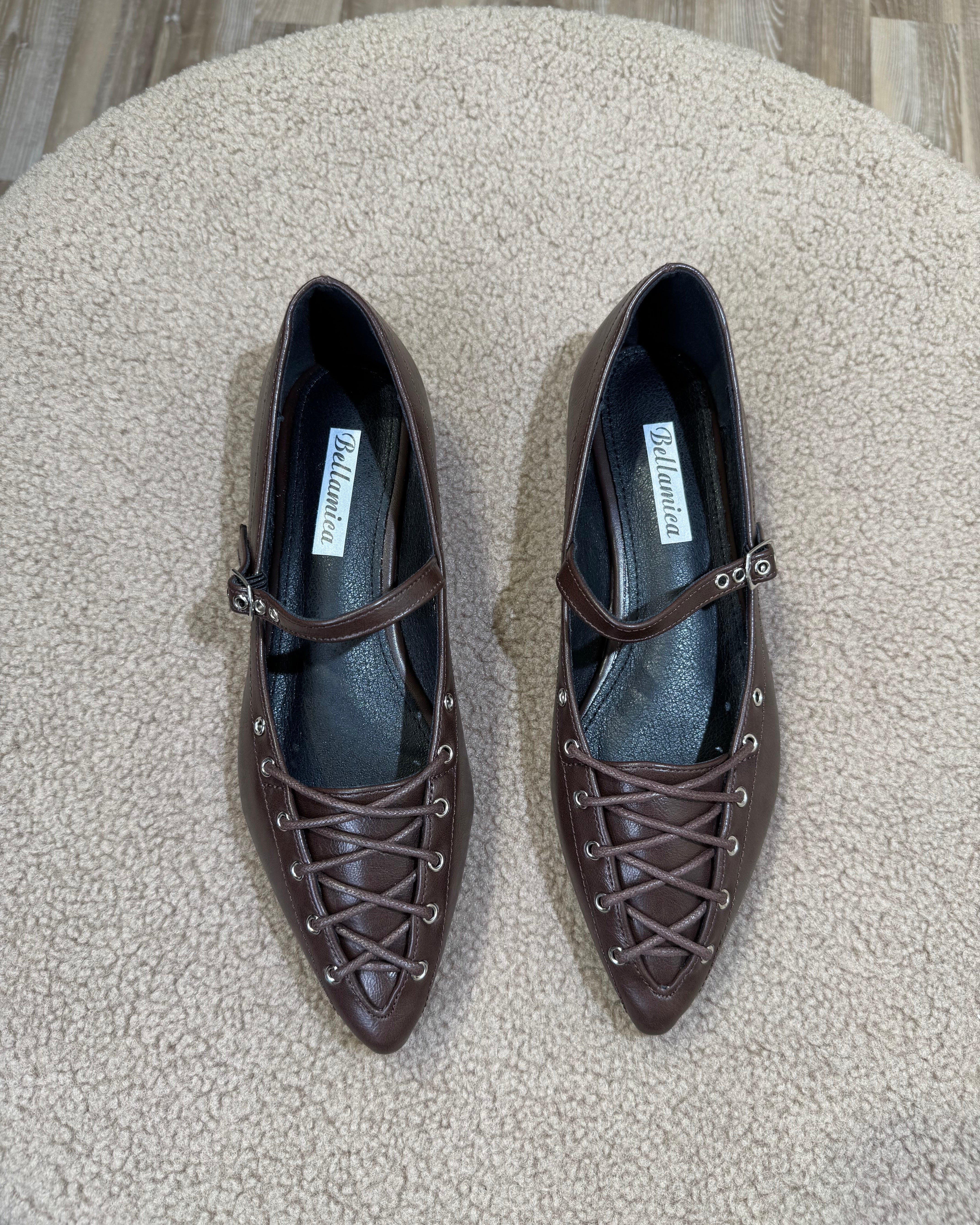 SCARPA A PUNTA CON DETTAGLI LACCI E CINTURINO COL. MORO