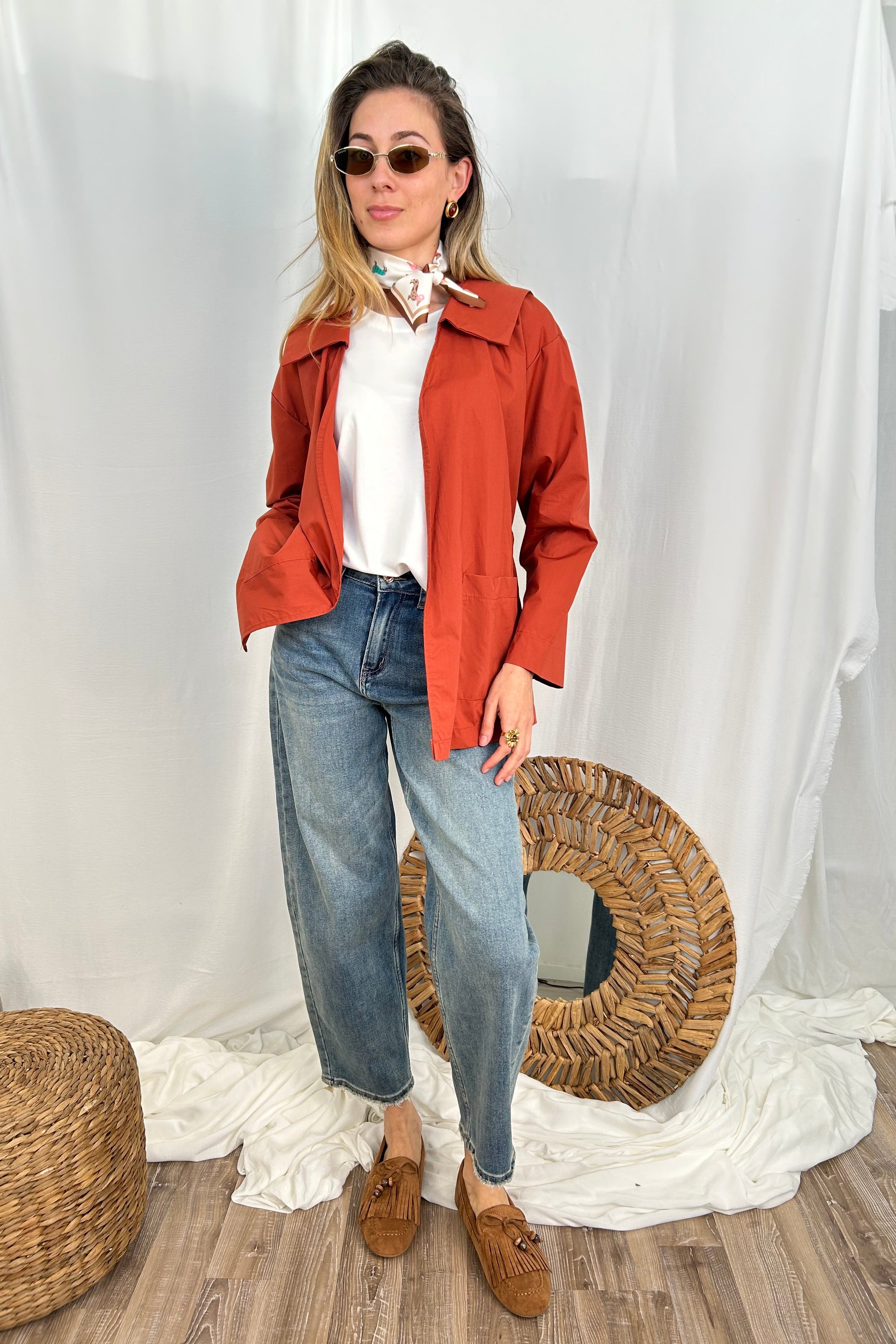 CAMICIA SPOLVERINO IN COTONE CON CINTURA COL. COCCIO