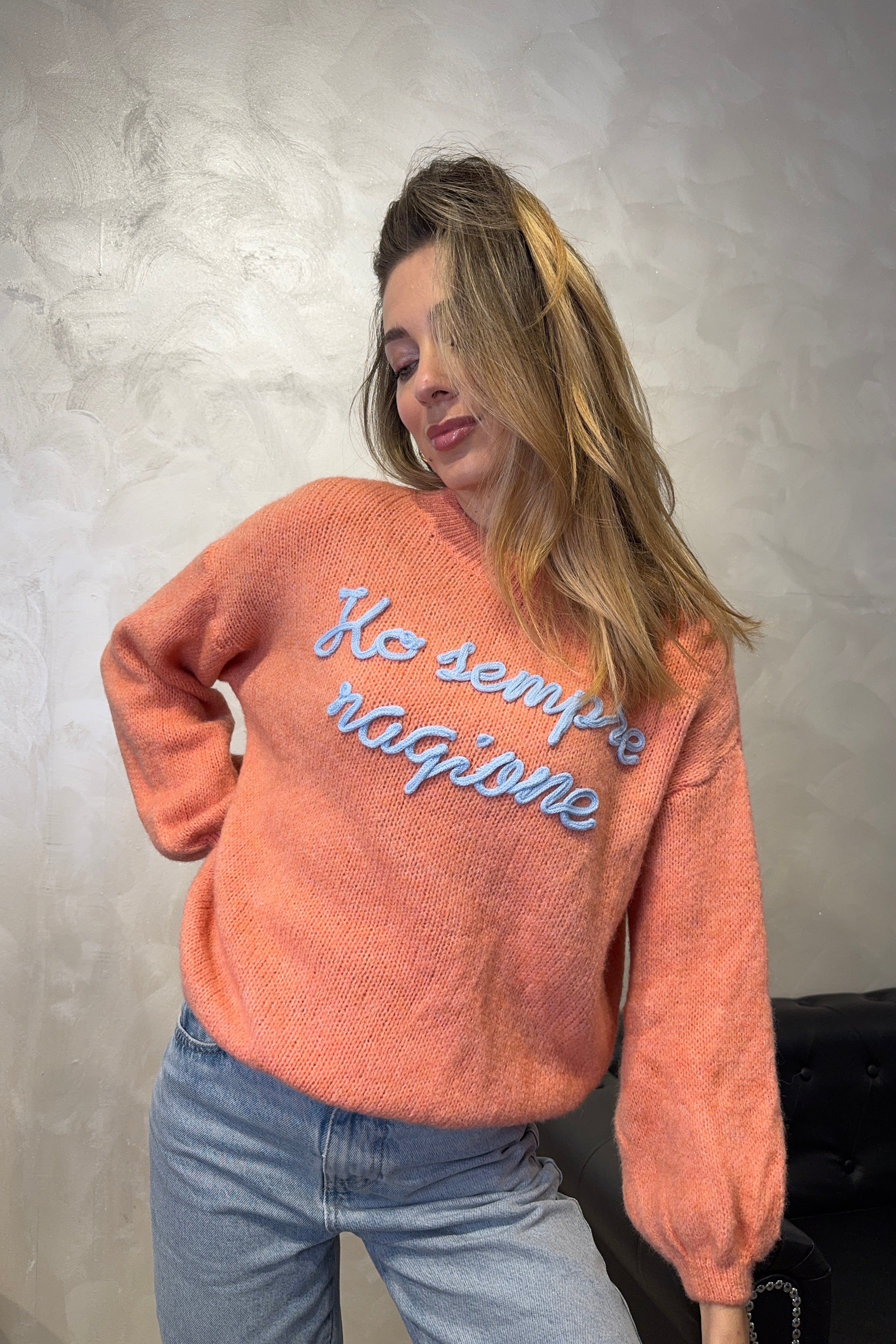 MAGLIONE CON RICAMO "HO SEMPRE RAGIONE" COL.SALMONE