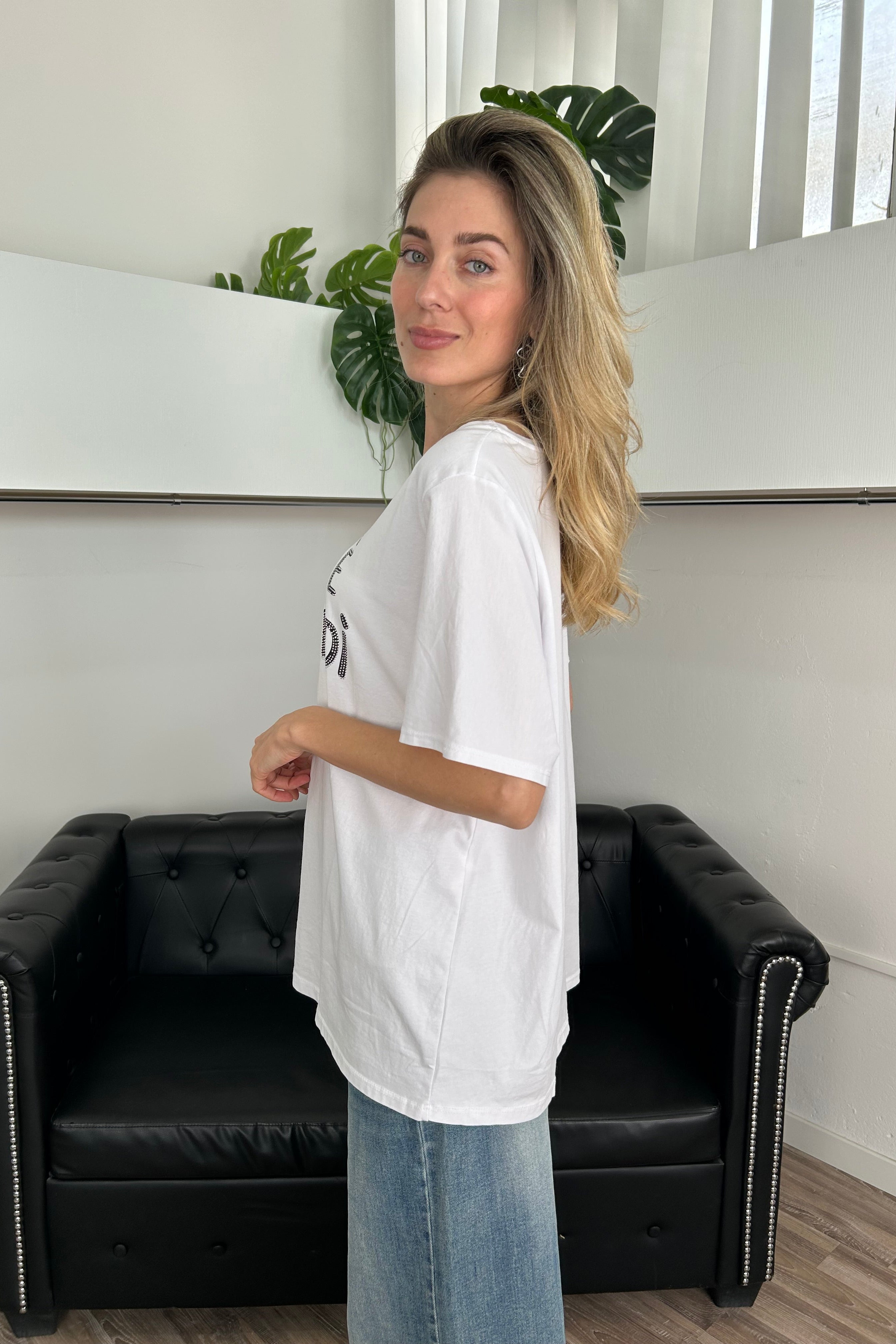 T‑SHIRT CON SCRITTA “OGGI È ALCOLEDÌ” COL BIANCO