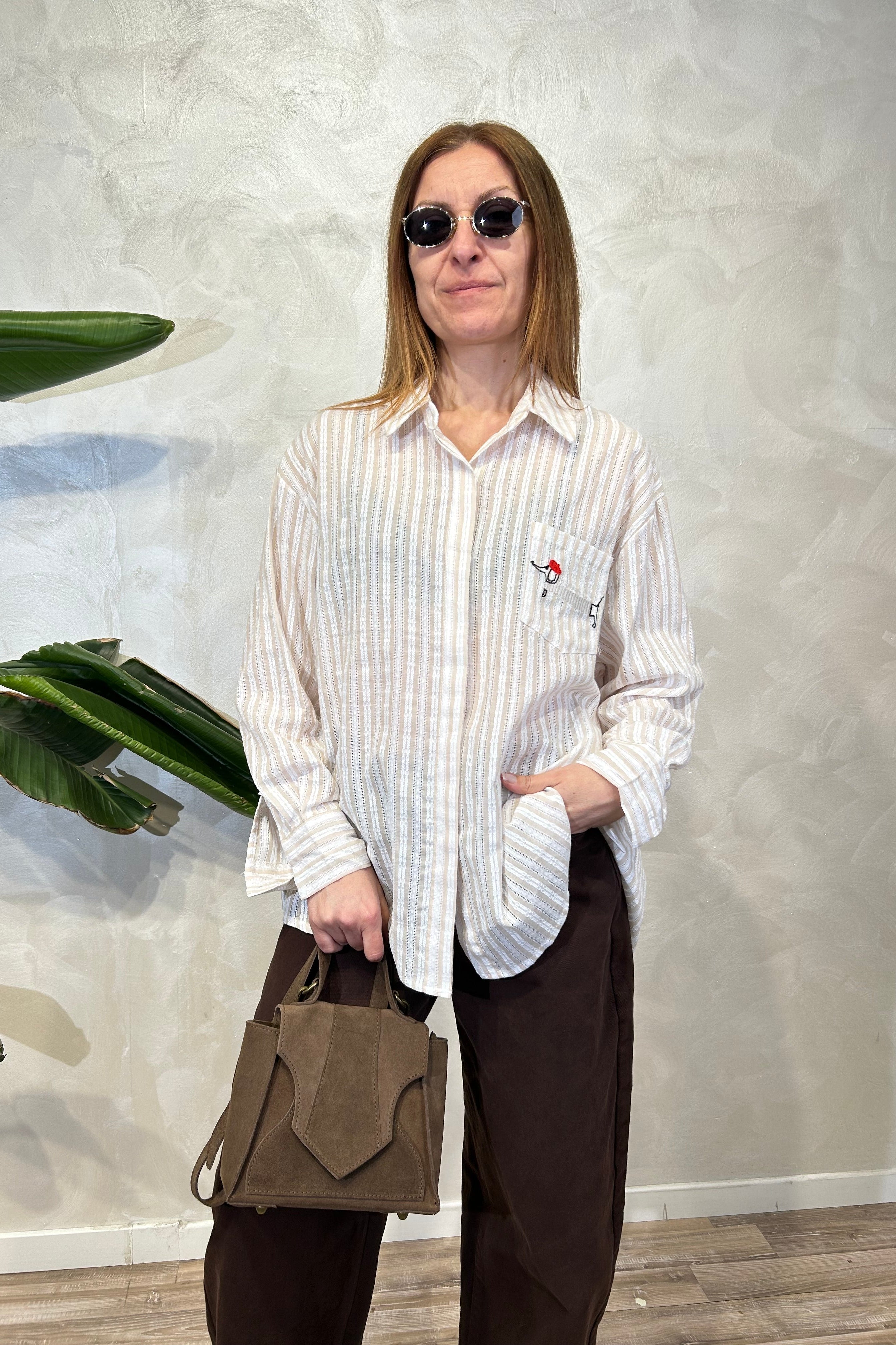 CAMICIA A RIGHE CON TESSUTO OPERATO E RICAMO SUL TASCHINO COL.BEIGE