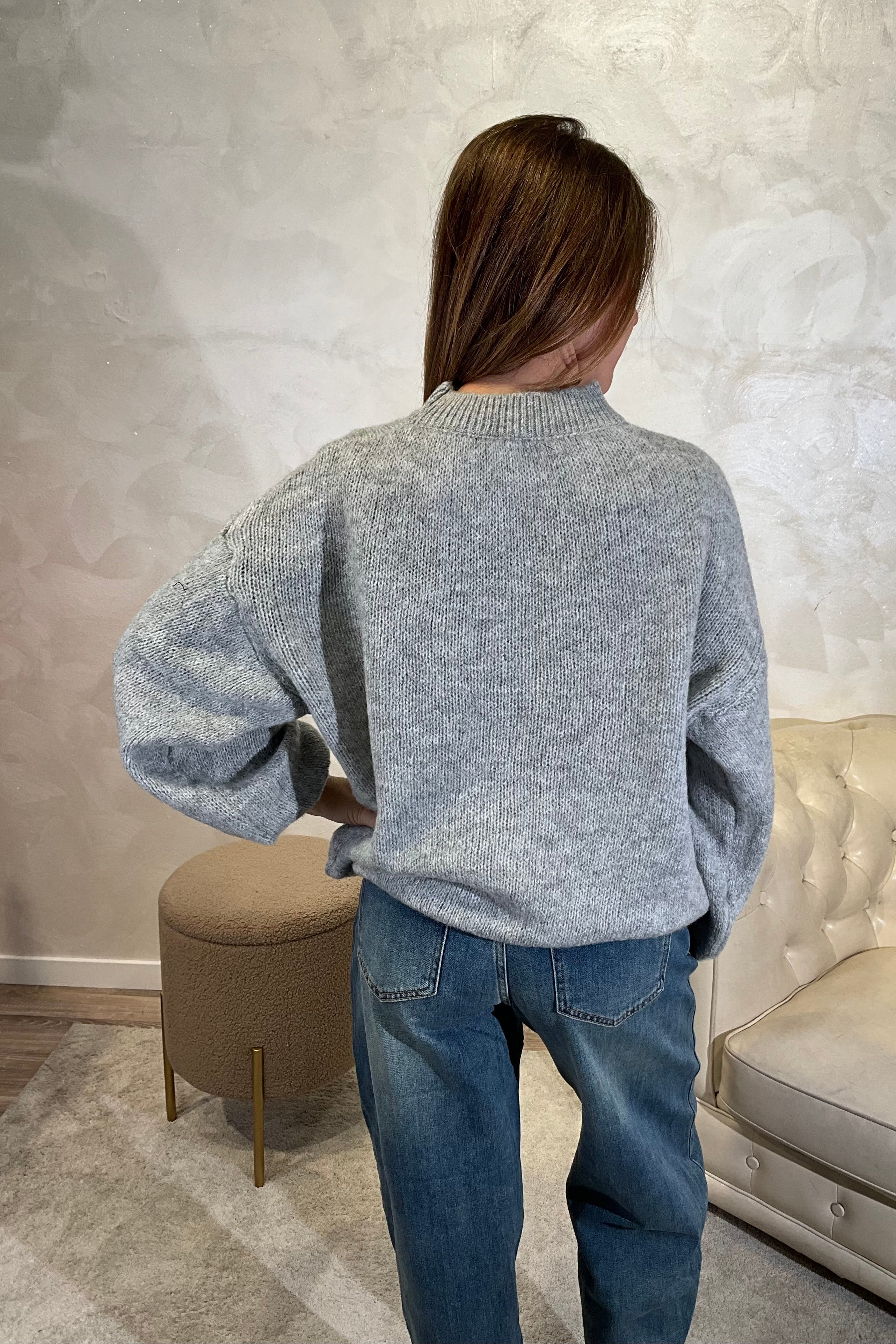 MAGLIONE CON RICAMO "ANCHE MENO" COL. GRIGIO