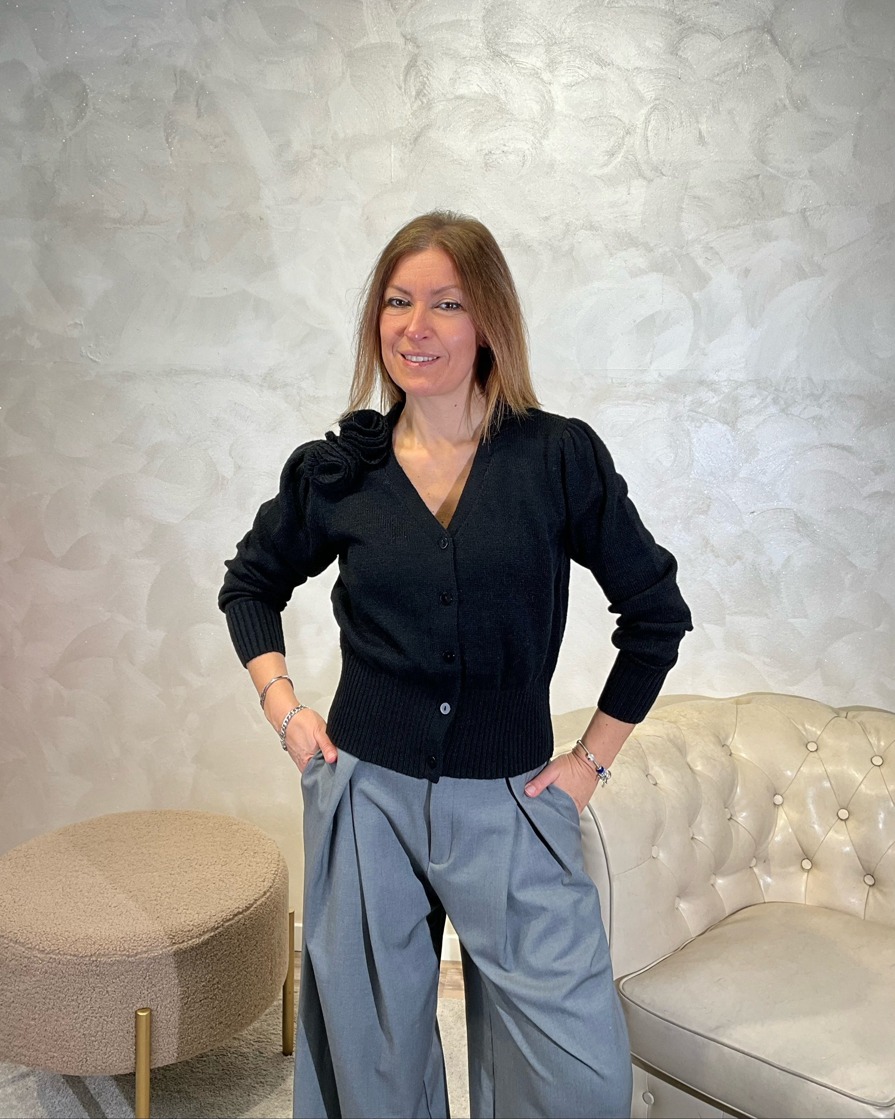 CARDIGAN CON FIORI APPLICATI COL. NERO