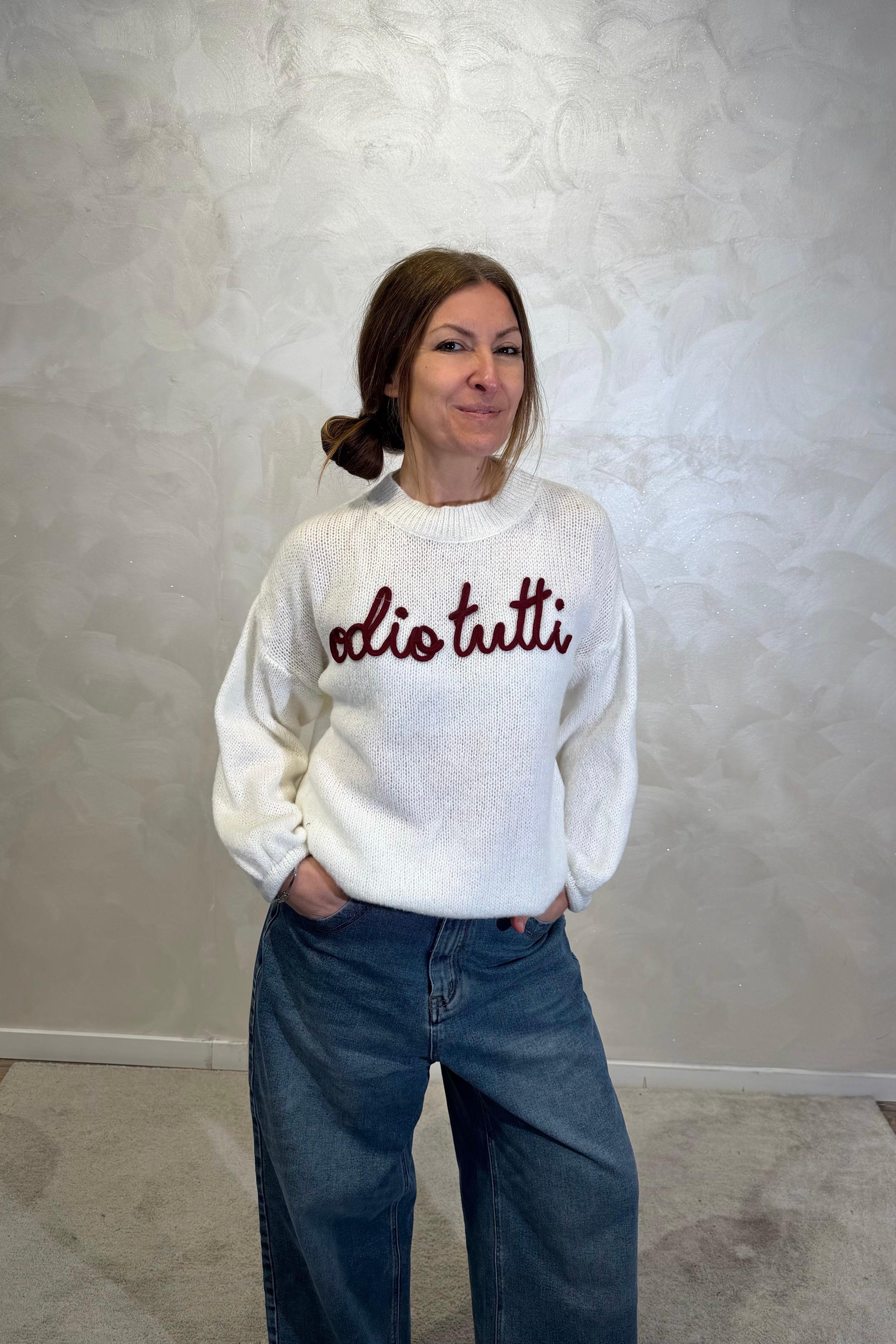 MAGLIONE CON RICAMO "ODIO TUTTI" COL. PANNA