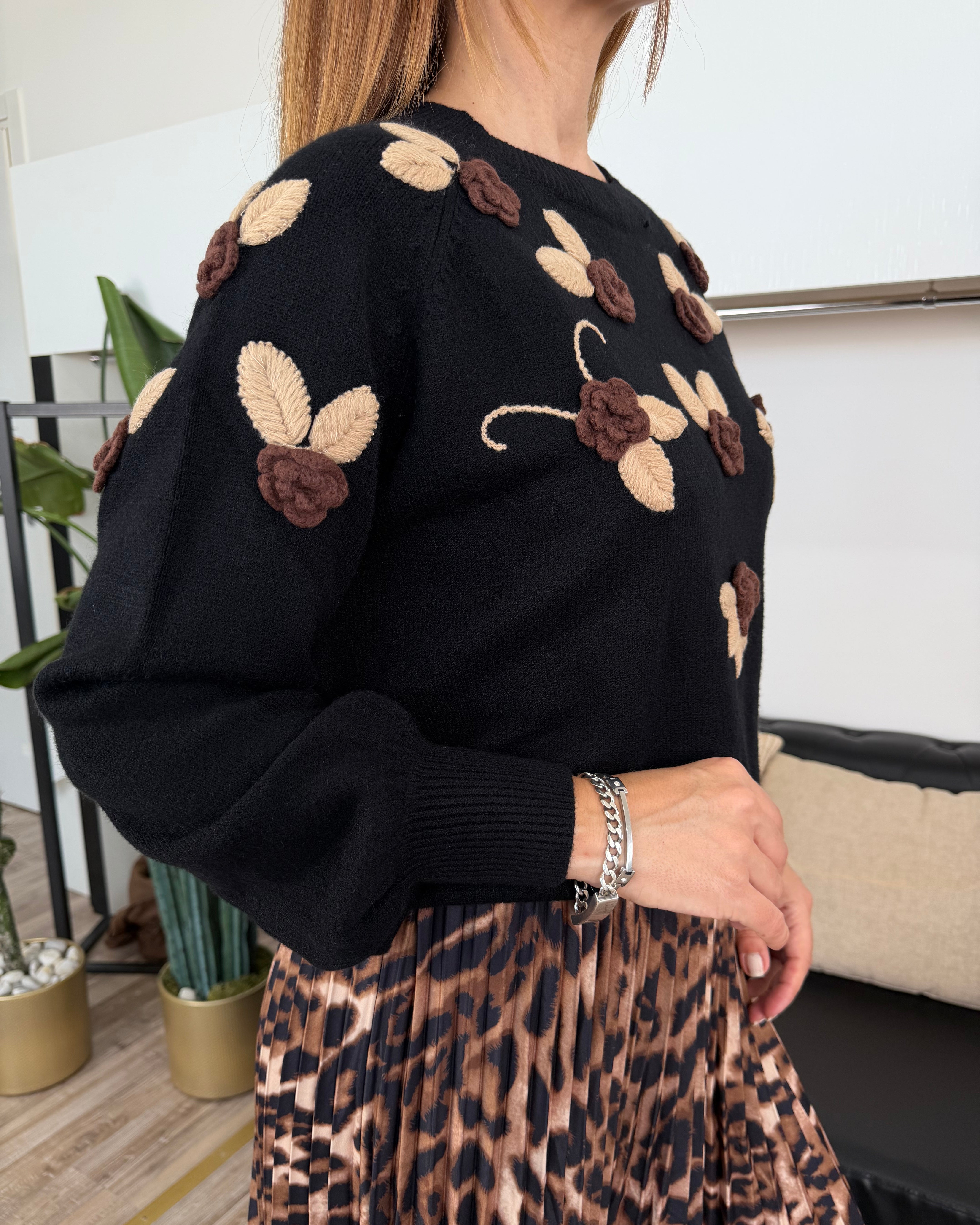 MAGLIONE CON FIORI IN RILIEVO RICAMATI COL. NERO