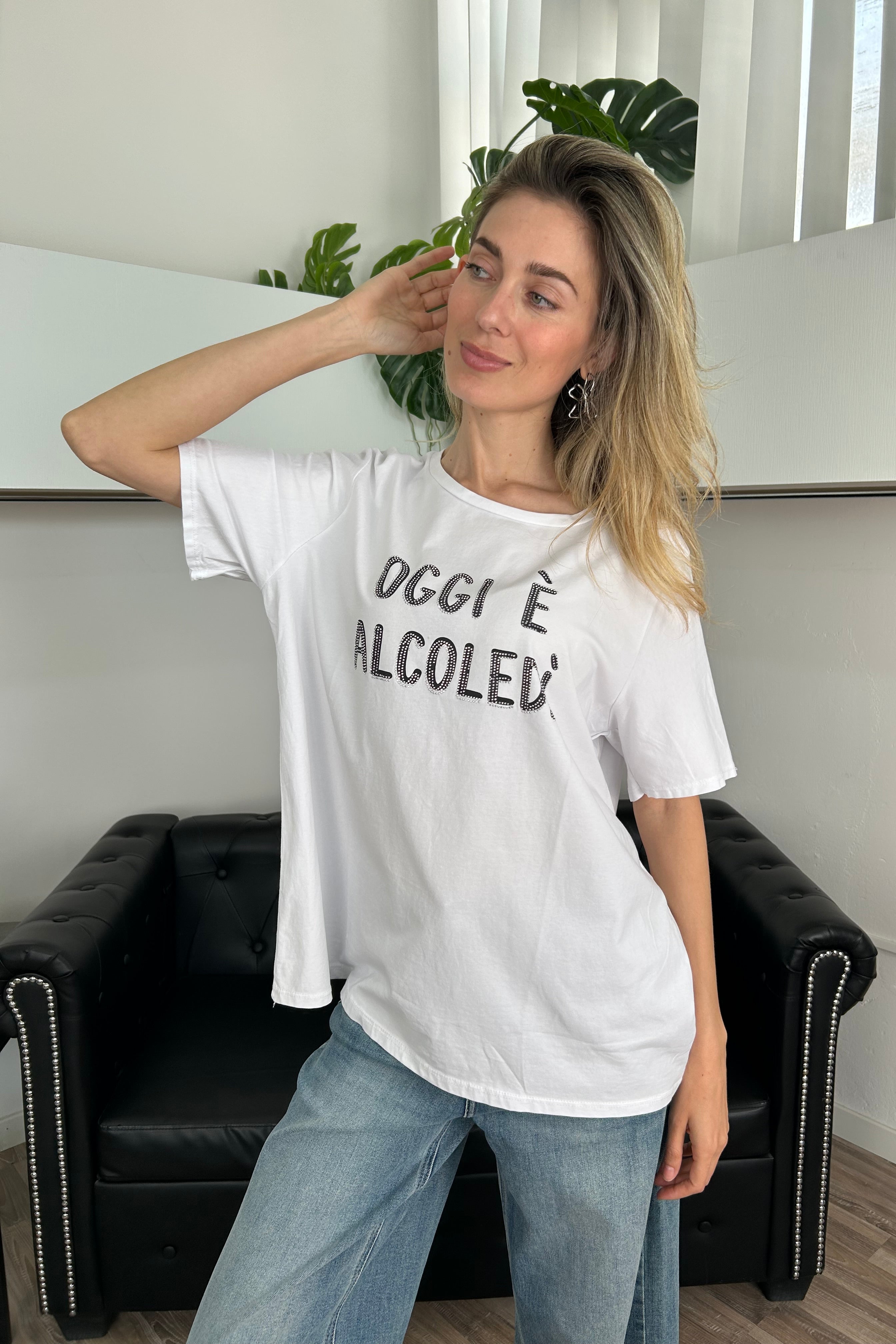 T‑SHIRT CON SCRITTA “OGGI È ALCOLEDÌ” COL BIANCO