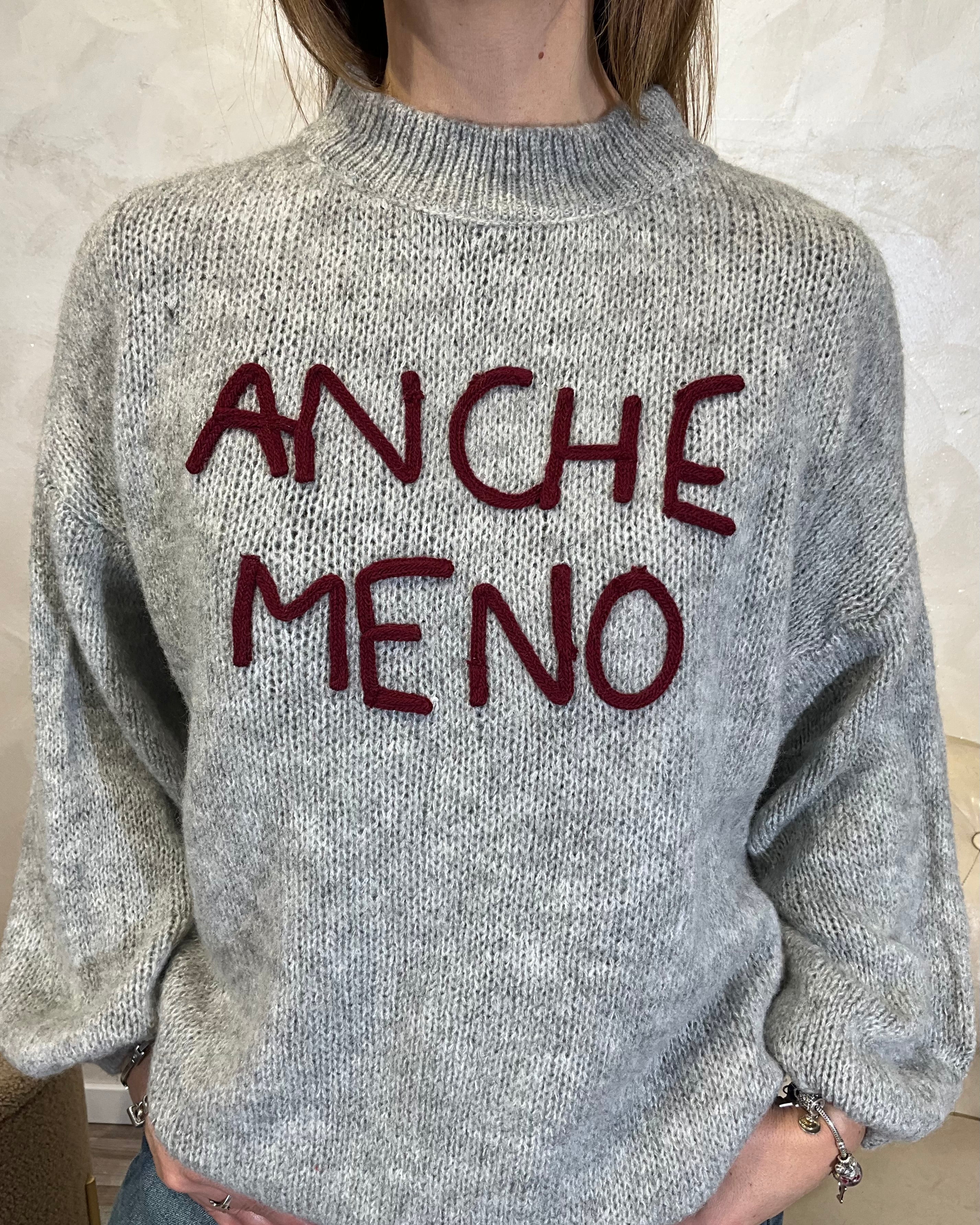 MAGLIONE CON RICAMO "ANCHE MENO" COL. GRIGIO