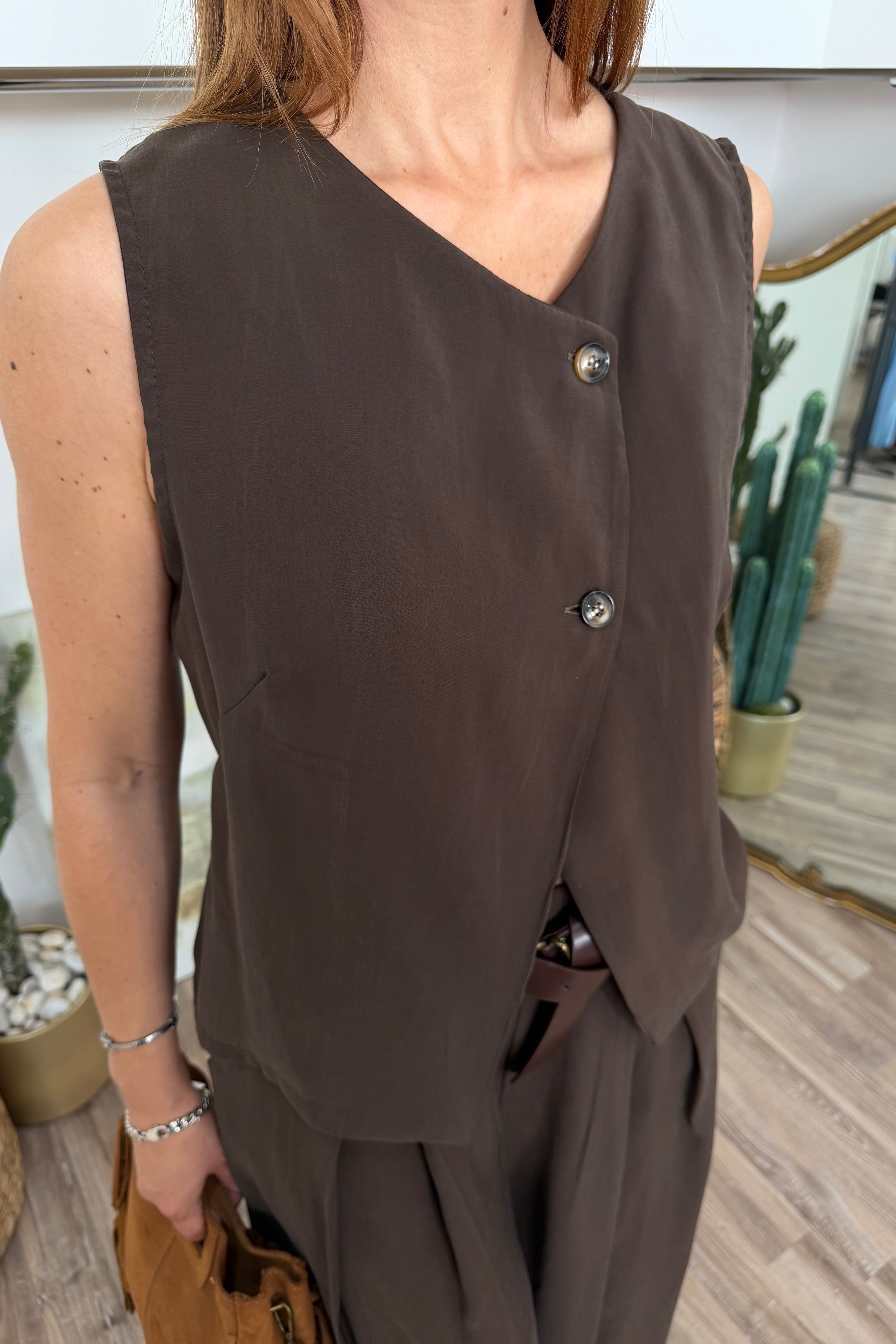 GILET CON ABBOTTONATURA ASSIMMETRICA COL. MORO