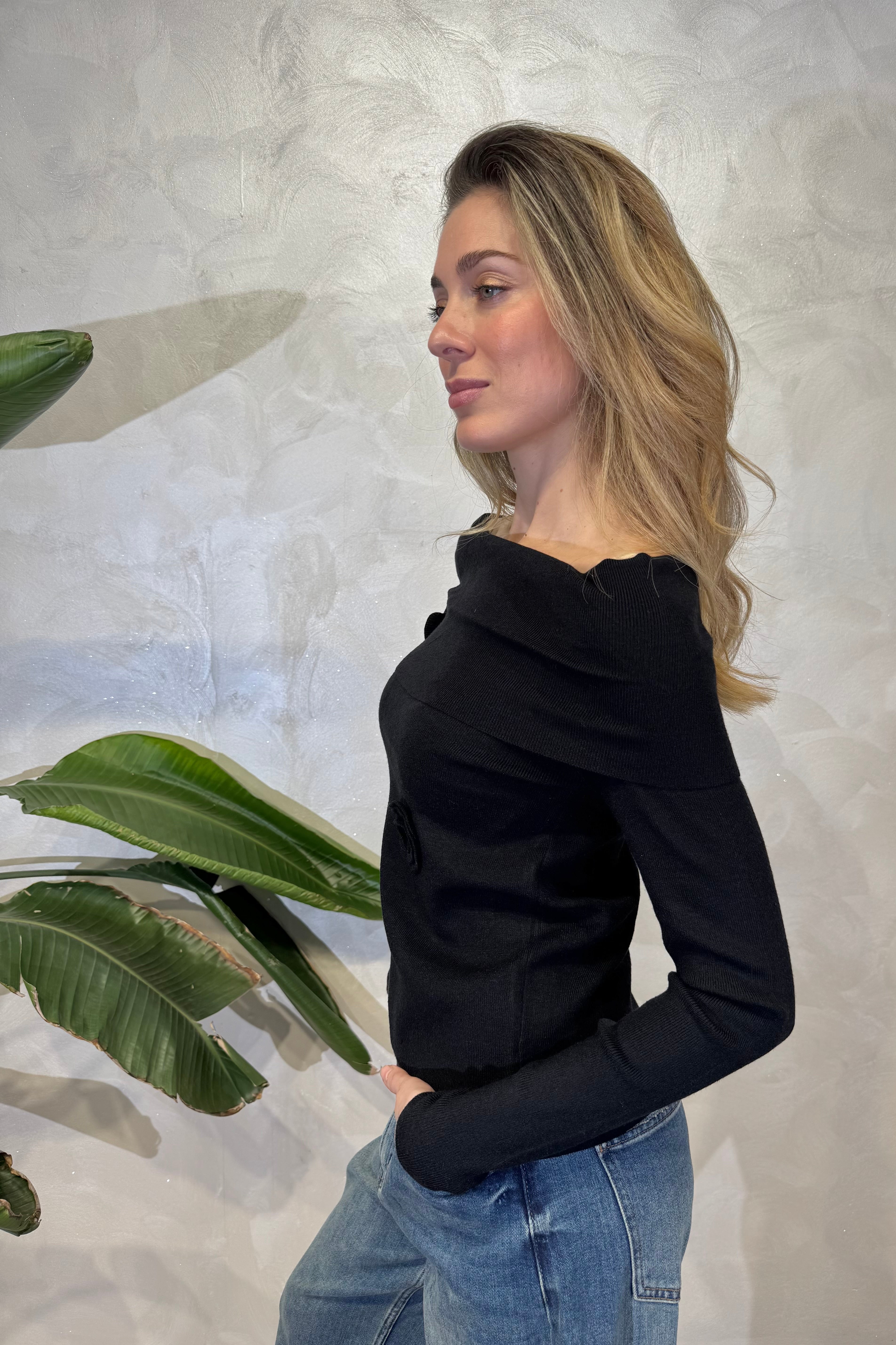 MAGLIA SCOLLO SHIFFER CON APPLICAZIONI ROSE COL. NERO