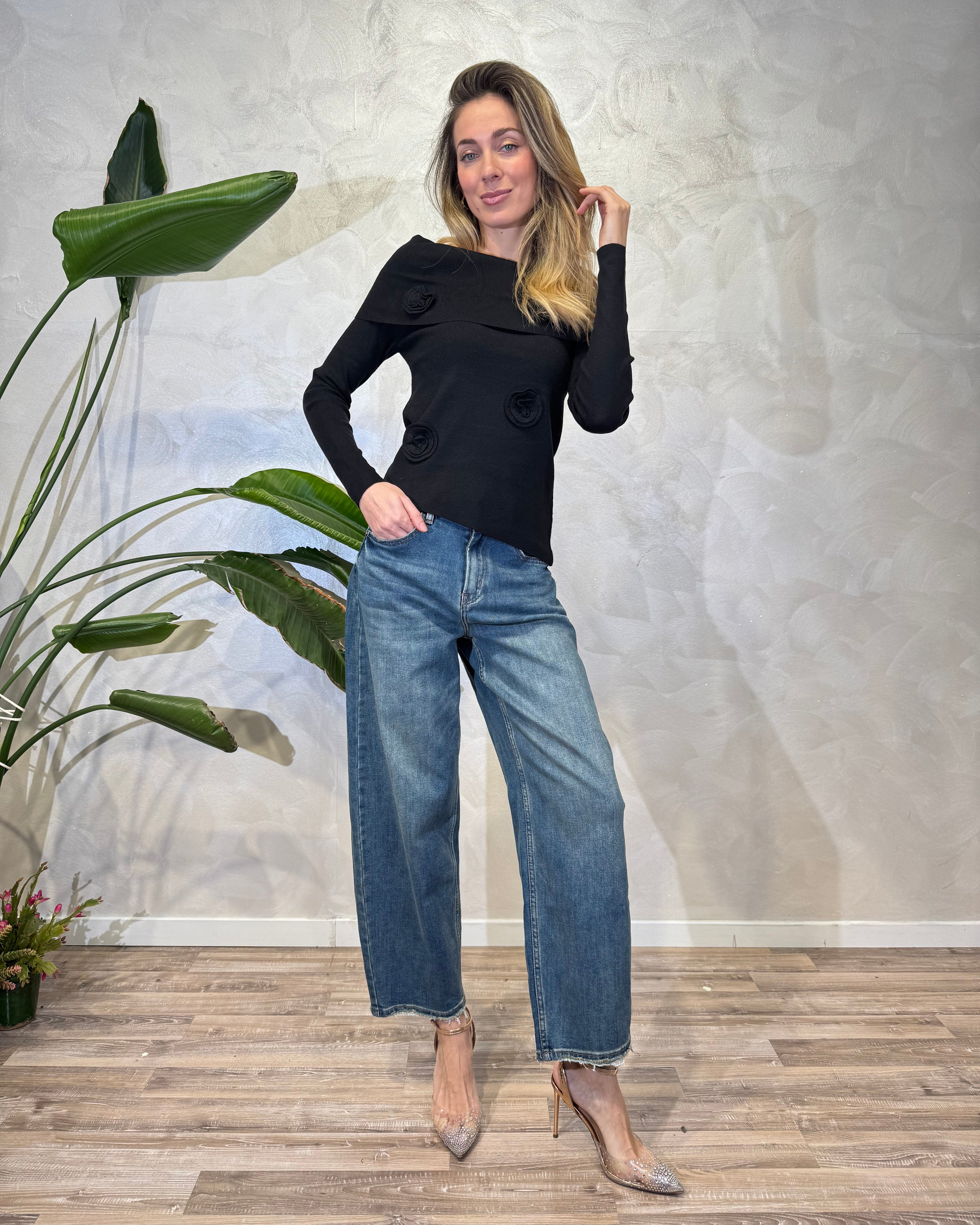 MAGLIA SCOLLO SHIFFER CON APPLICAZIONI ROSE COL. NERO