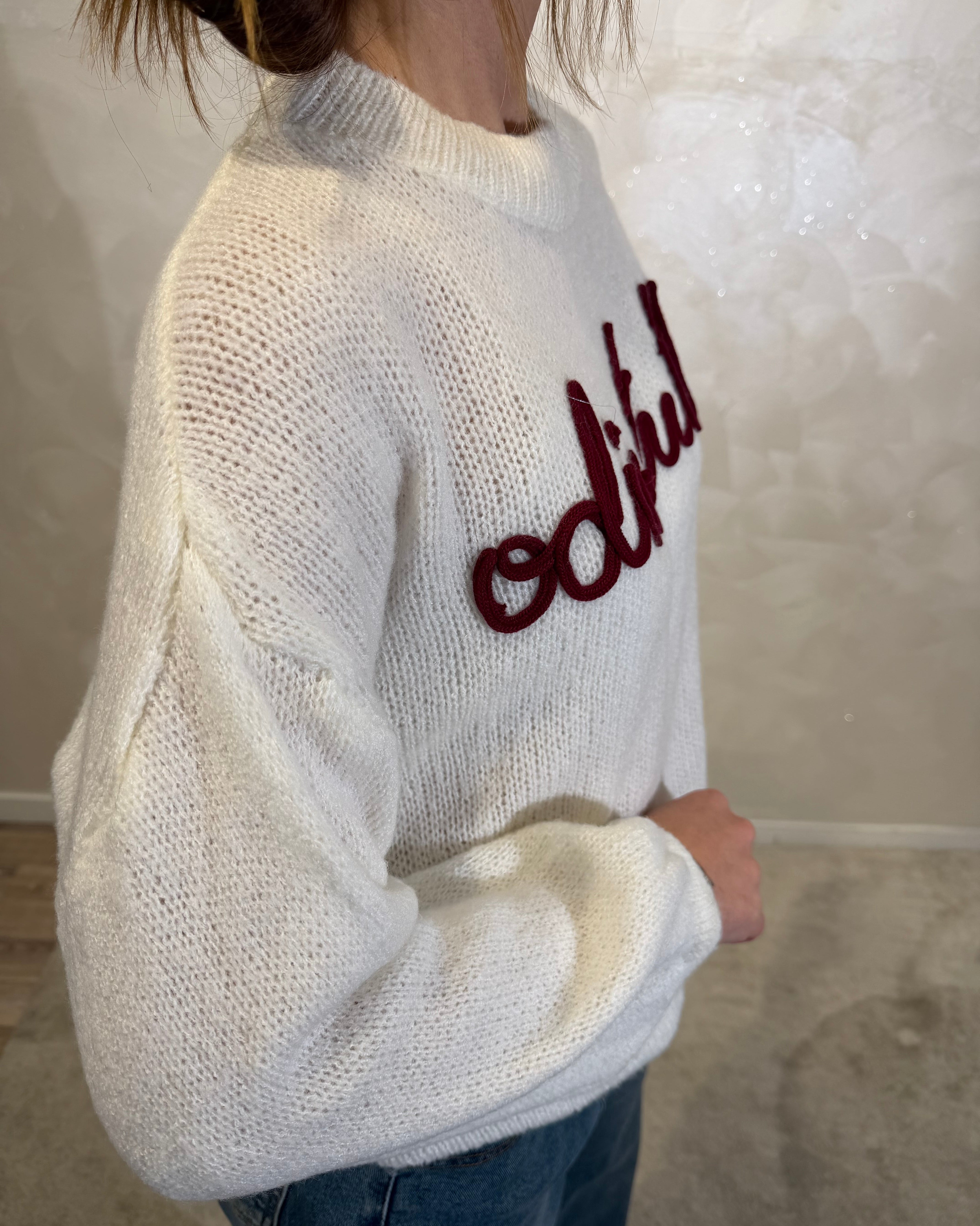 MAGLIONE CON RICAMO "ODIO TUTTI" COL. PANNA