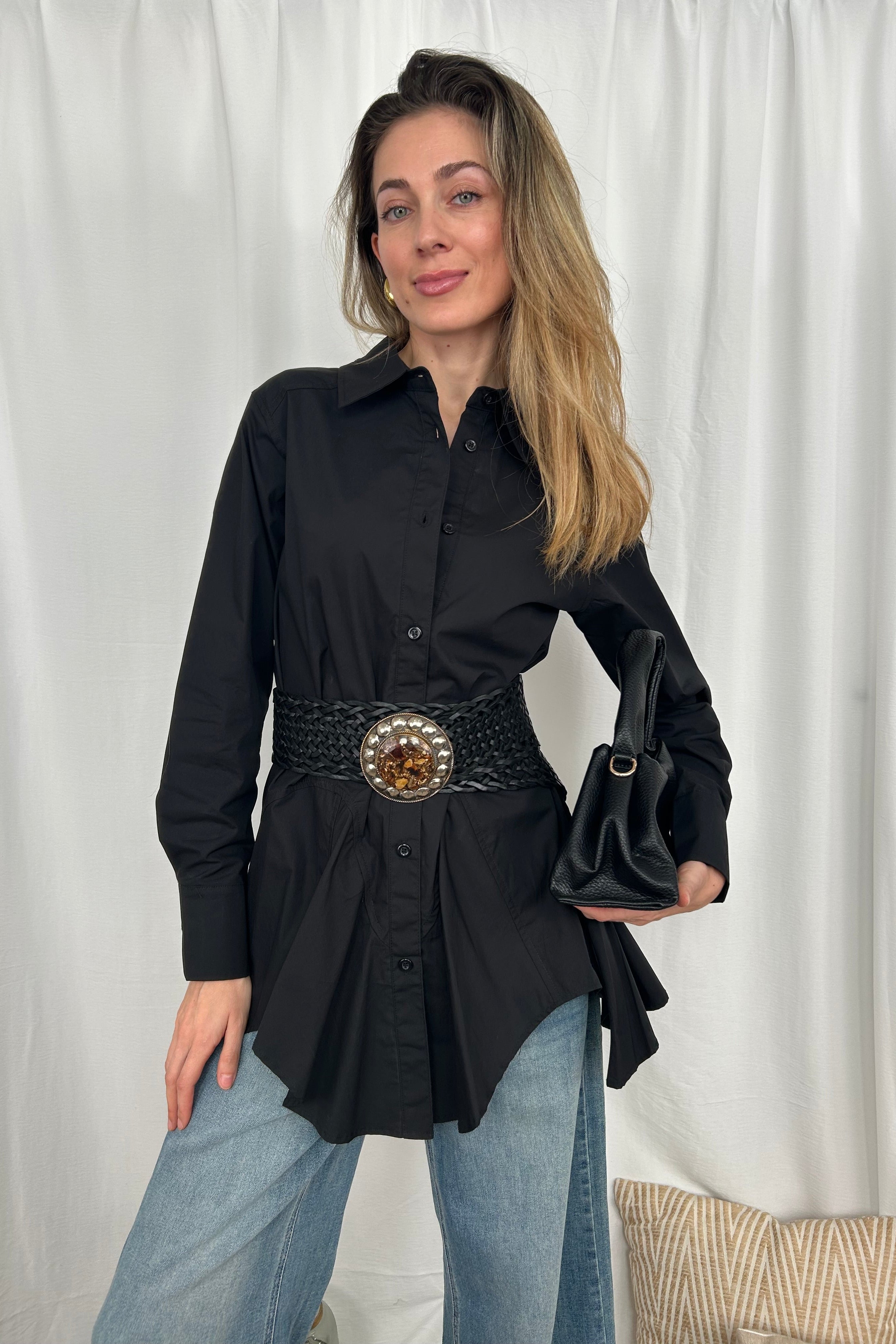 CAMICIA TUNICA ASIMMETRICA CON CINTURA RIFINITURE ARGENTO INCISE COL NERO