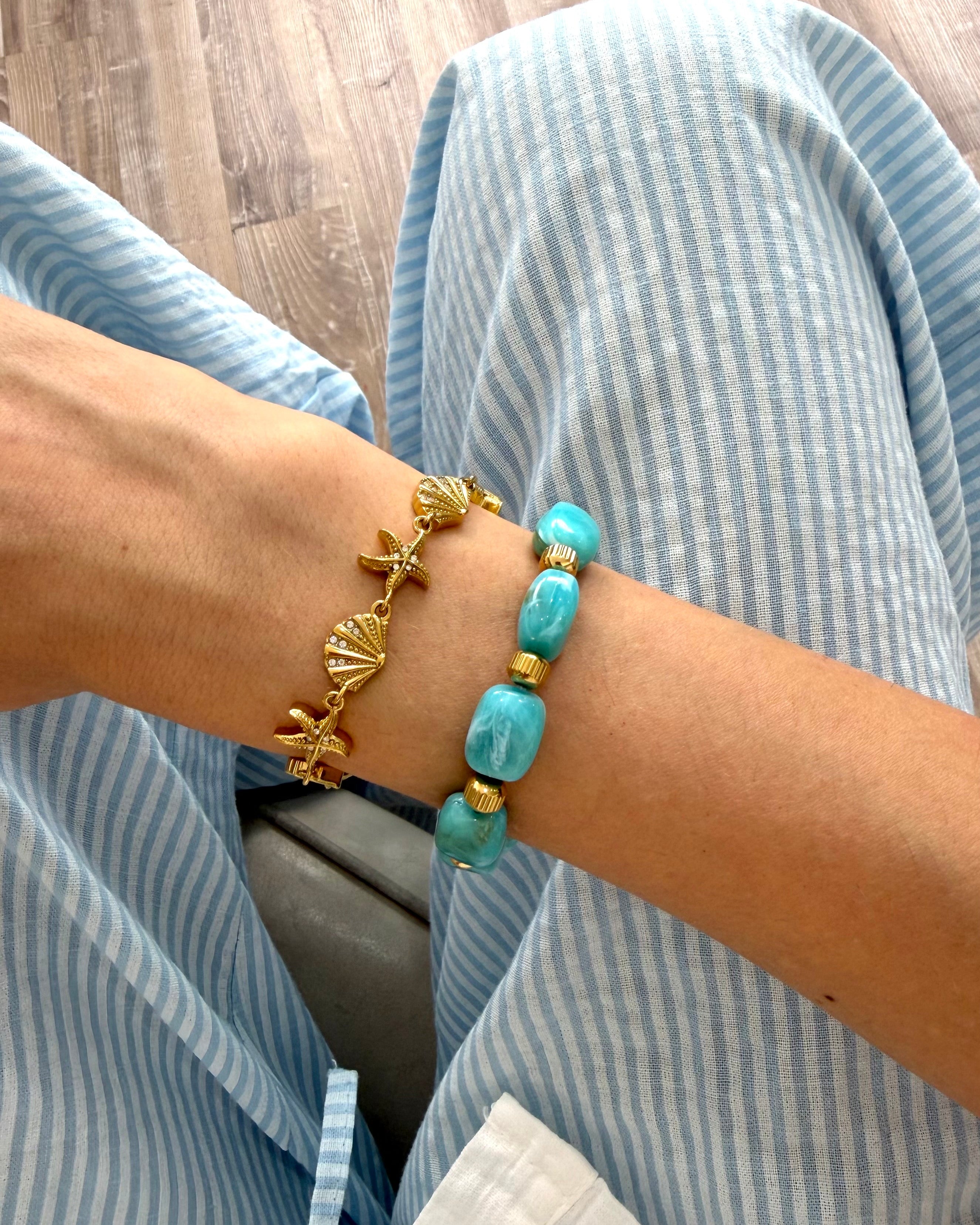 BRACCIALETTO COLOR ORO CON STELLE MARINE E CONCHIGLIE CON PICCOLI PUNTI LUCE