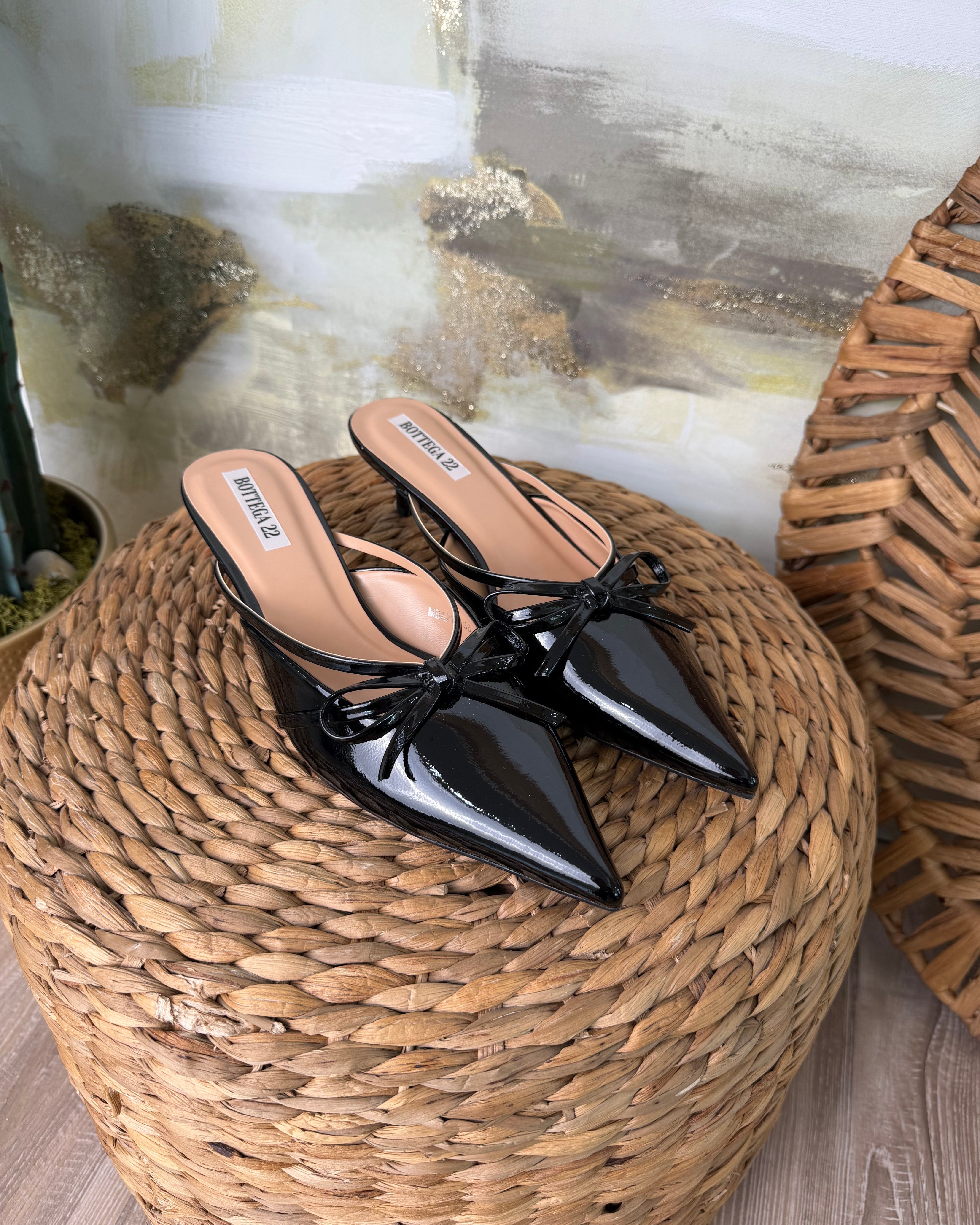 MULES VERNICIATI CON FIOCCO COL. NERO
