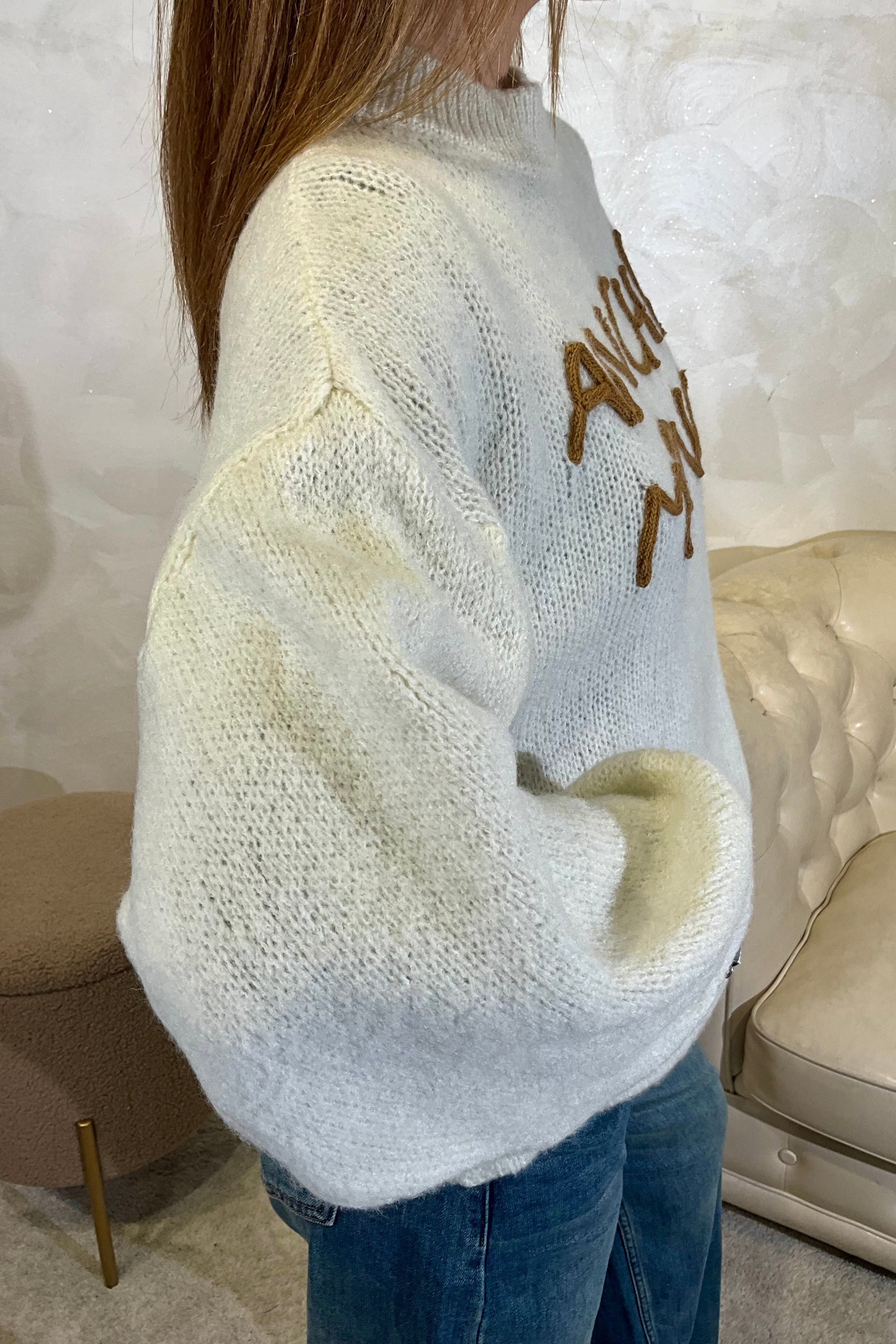 MAGLIONE CON RICAMO "ANCHE MENO" COL. PANNA