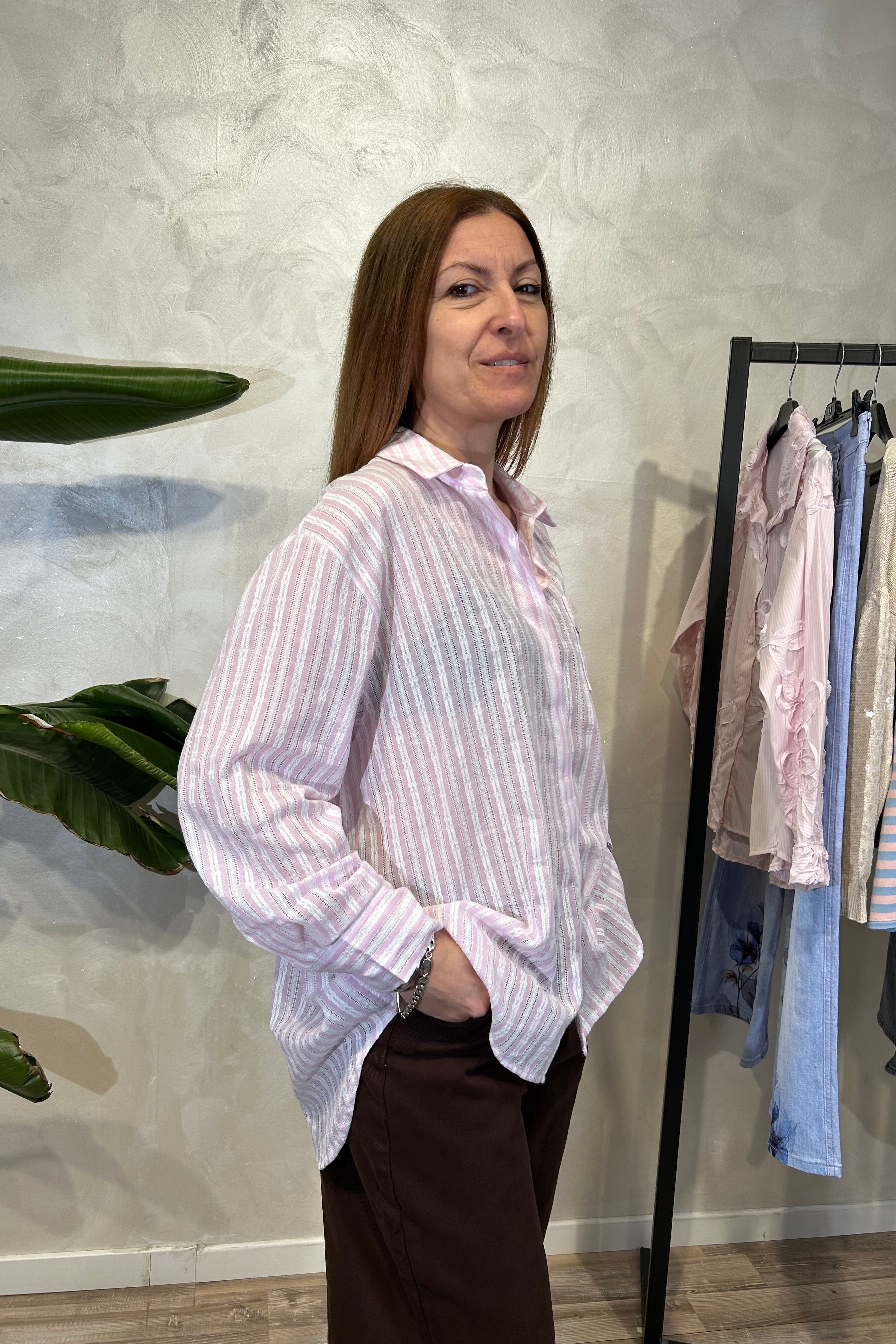 CAMICIA A RIGHE CON TESSUTO OPERATO E RICAMO SUL TASCHINO COL.ROSA