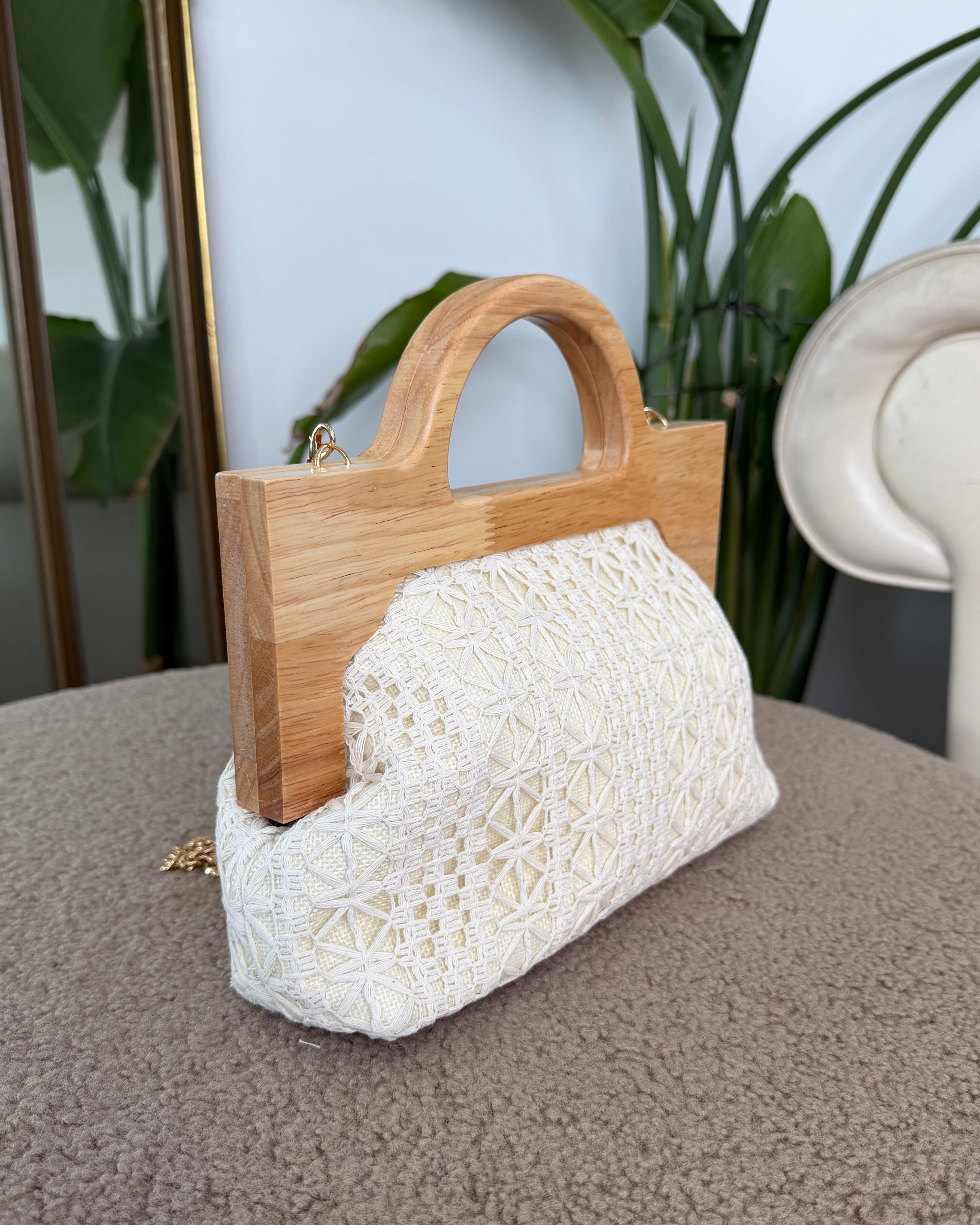 BORSA IN TESSUTO INTRECCIATO CON MANICO IN LEGNO COL. BIANCO