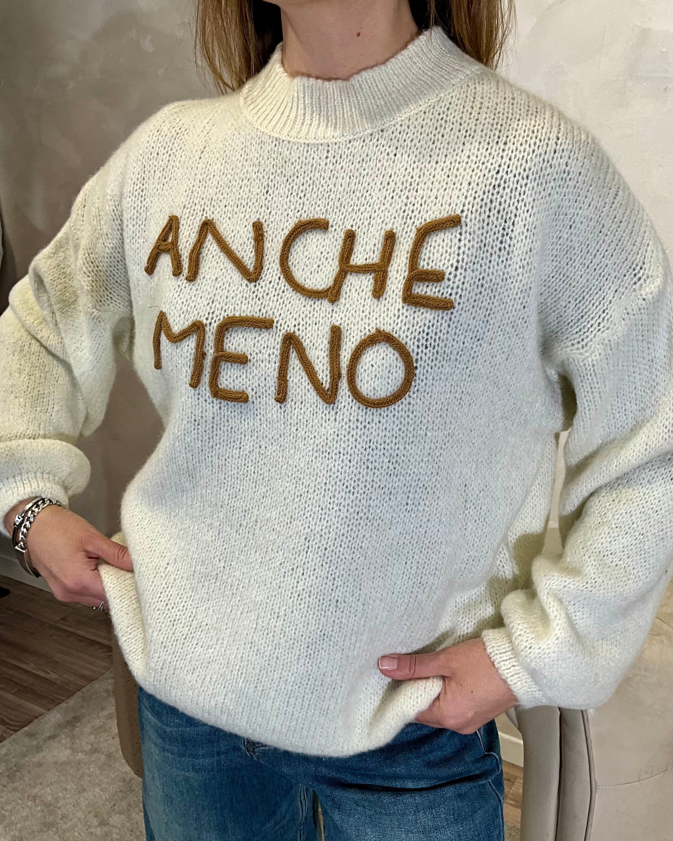 MAGLIONE CON RICAMO "ANCHE MENO" COL. PANNA