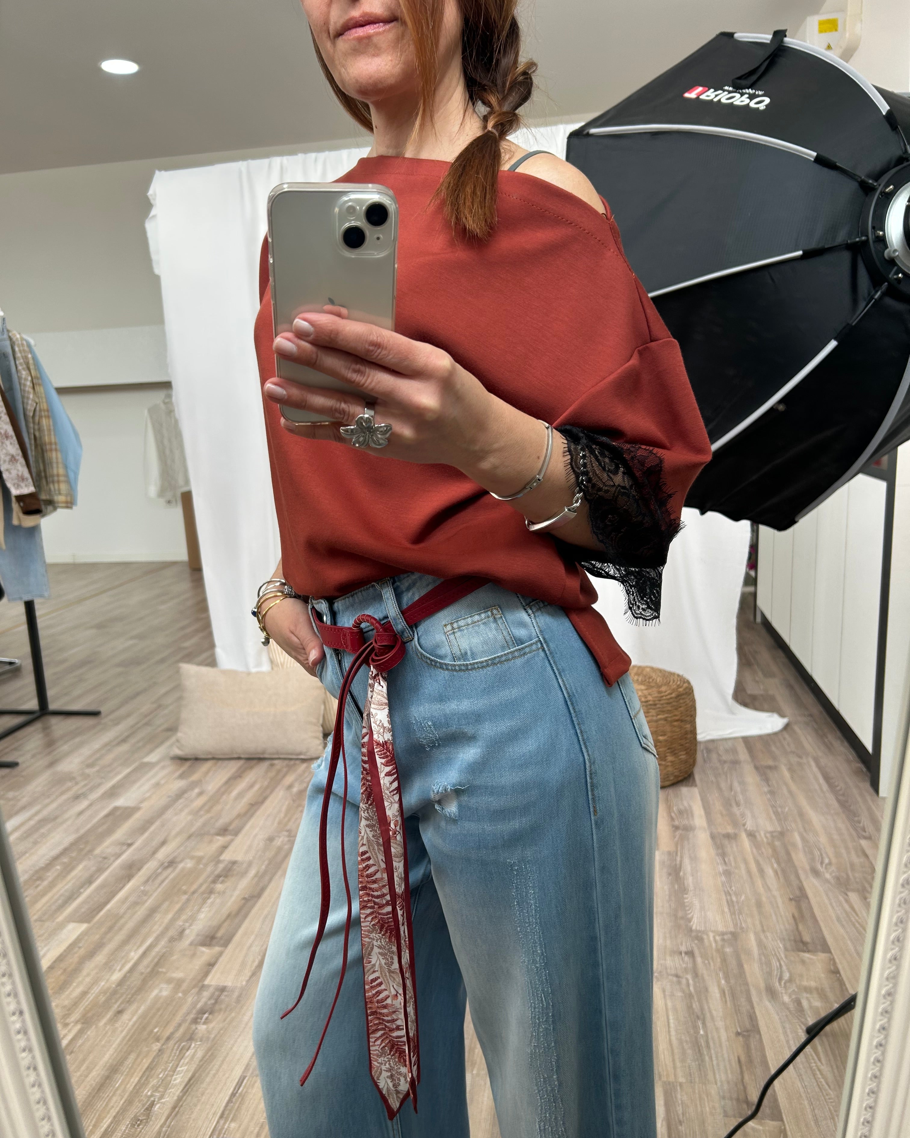 JEANS AMPIO CHIARO CON CINTURA ROSSA E FOULARD