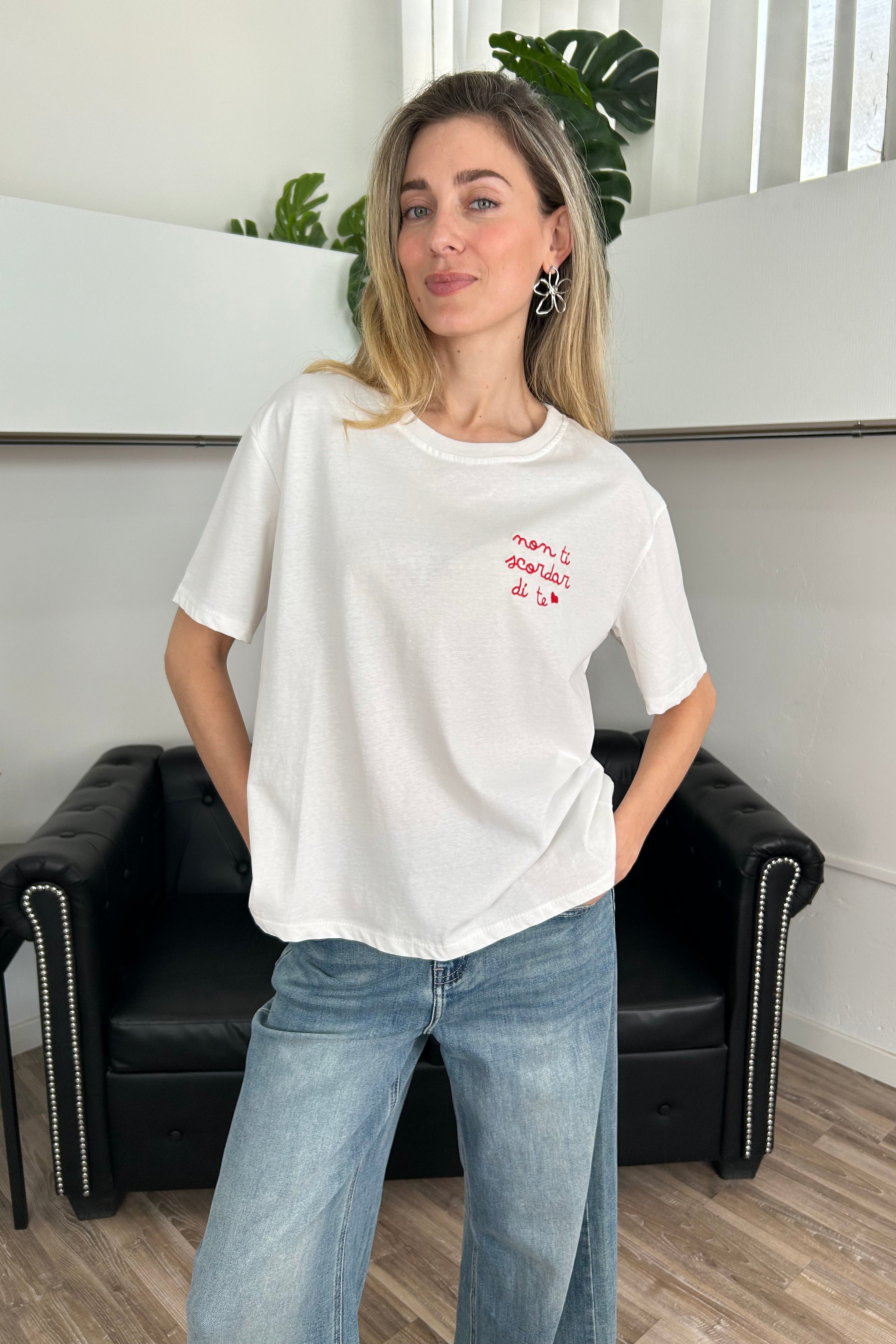 T‑SHIRT COTONE 100% CON SCRITTA “NON TI SCORDAR DI TE" SCRITTA ROSSA