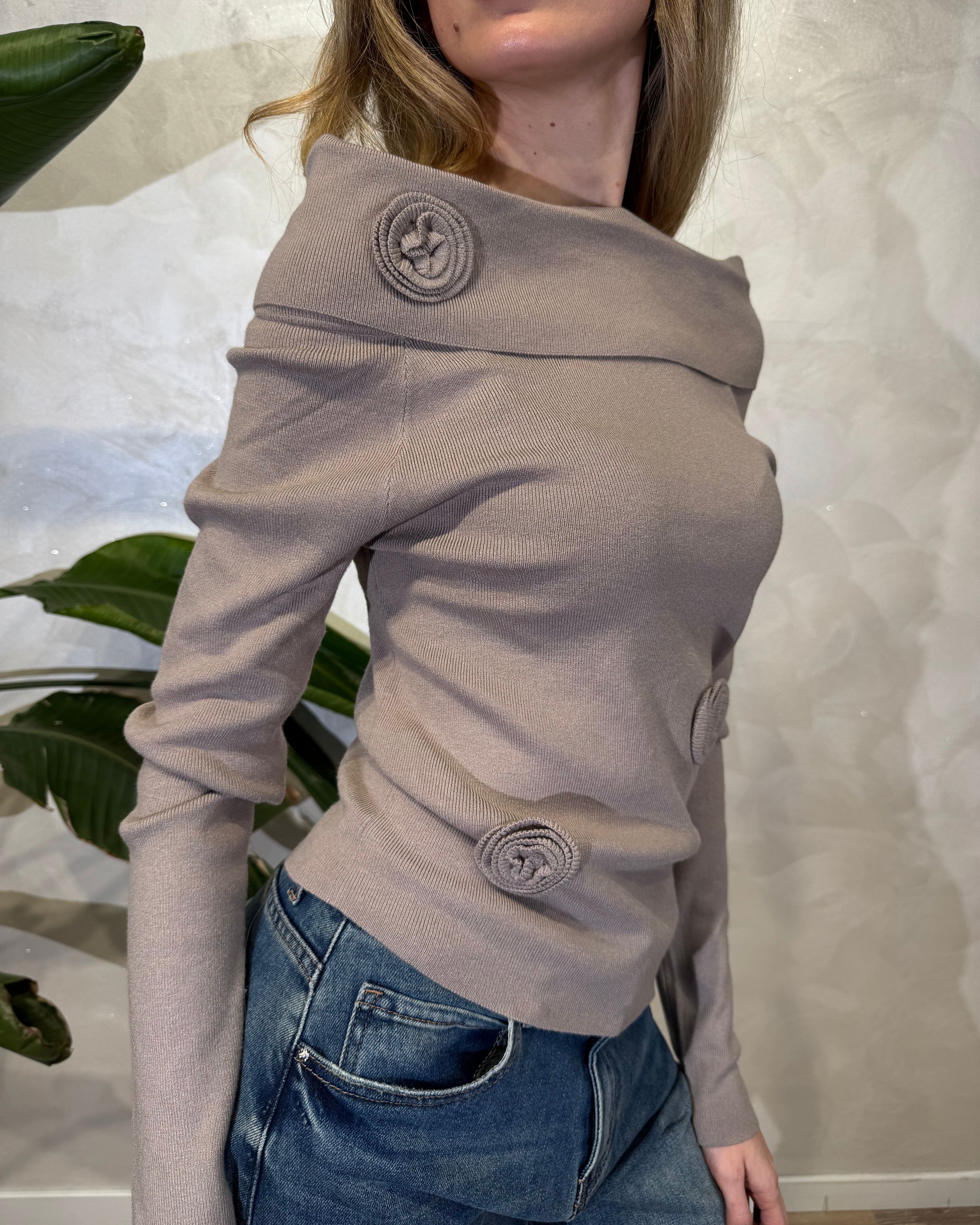 MAGLIA SCOLLO SHIFFER CON APPLICAZIONI ROSE COL. TORTORA