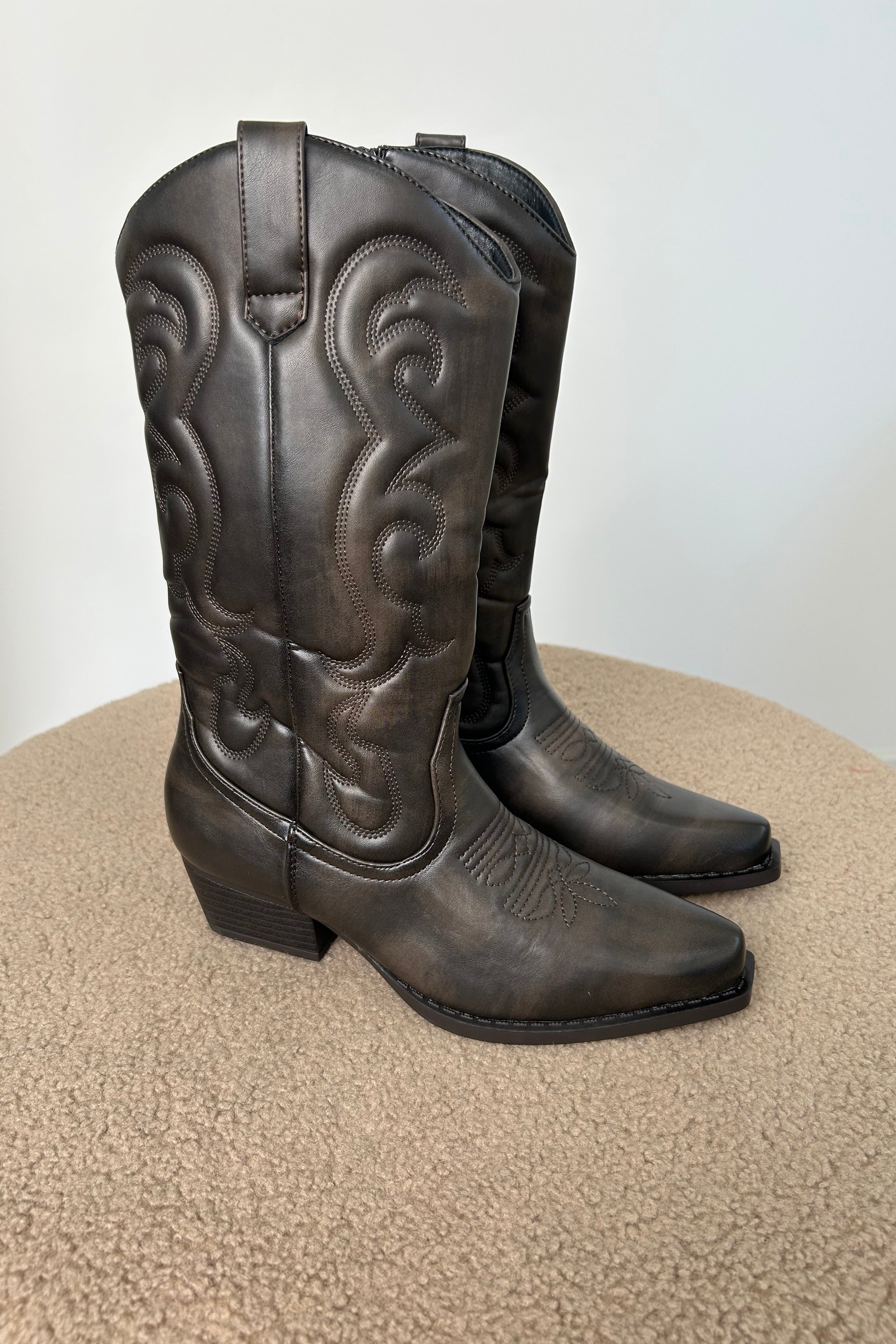STIVALE TEXANO IN PELLE SCURA CON RICAMO WESTERN COL. VINTAGE