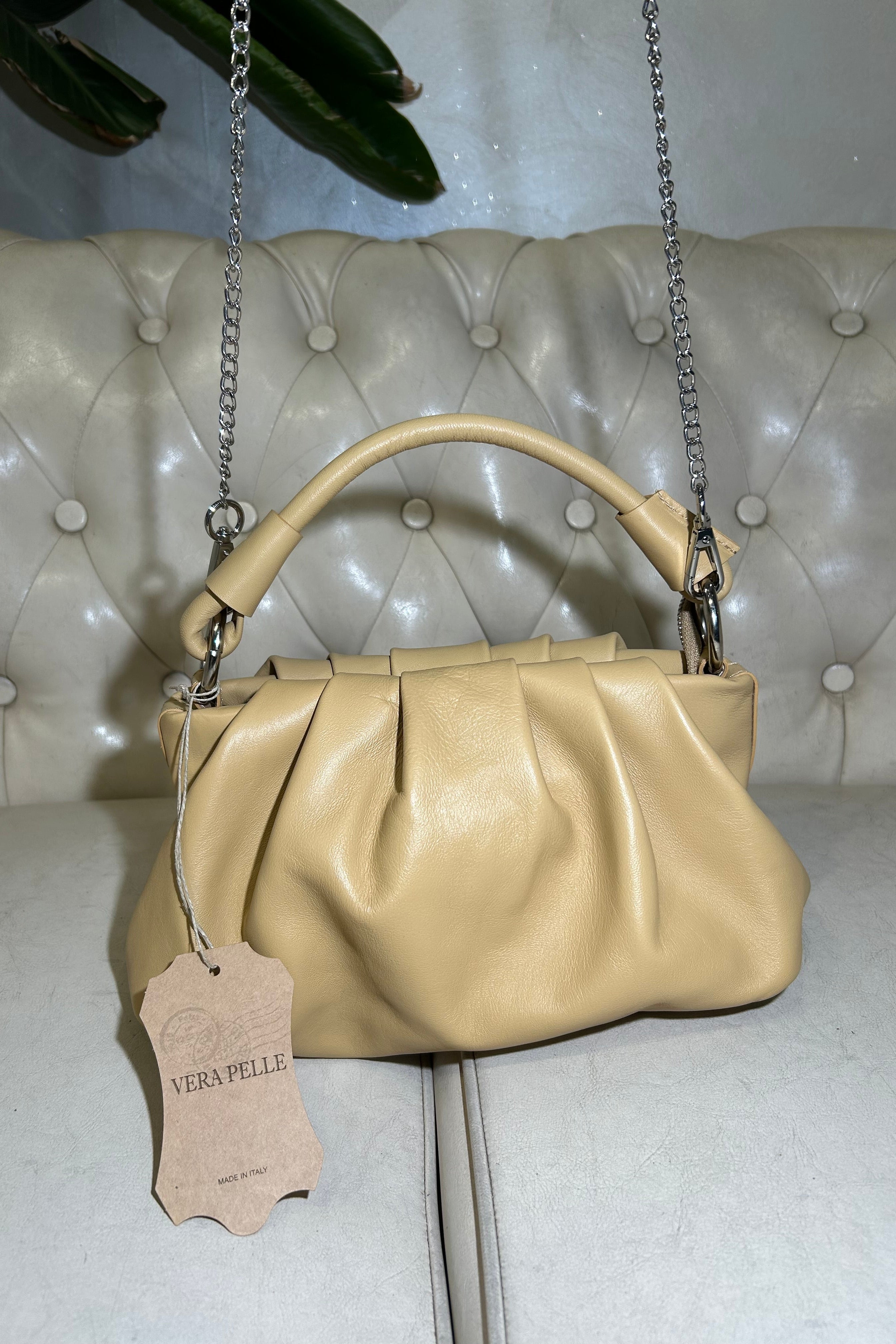 BORSA IN VERA PELLE CON MANICO MORBIDO E TRACOLLA CATENA COL.BEIGE