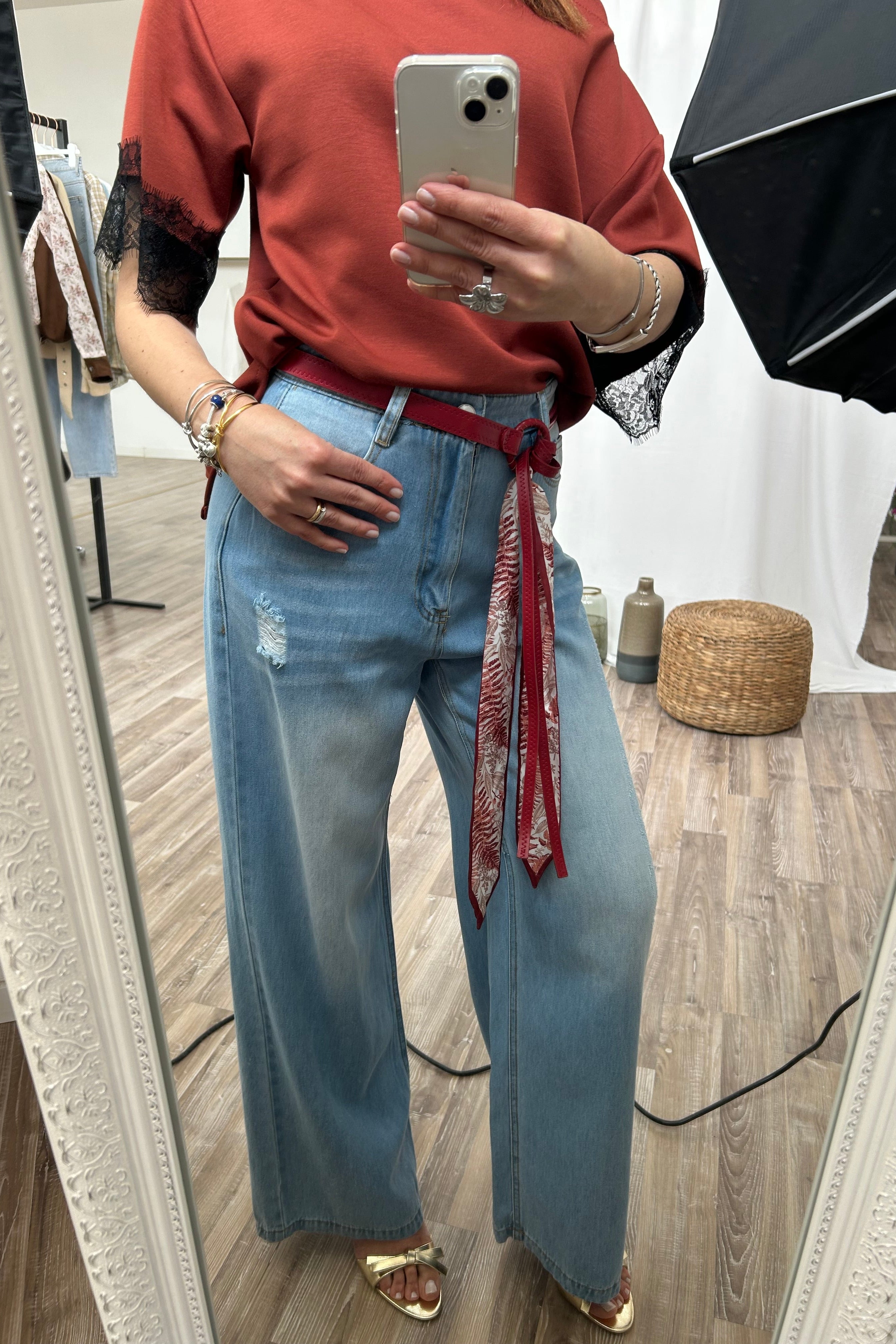 JEANS AMPIO CHIARO CON CINTURA ROSSA E FOULARD