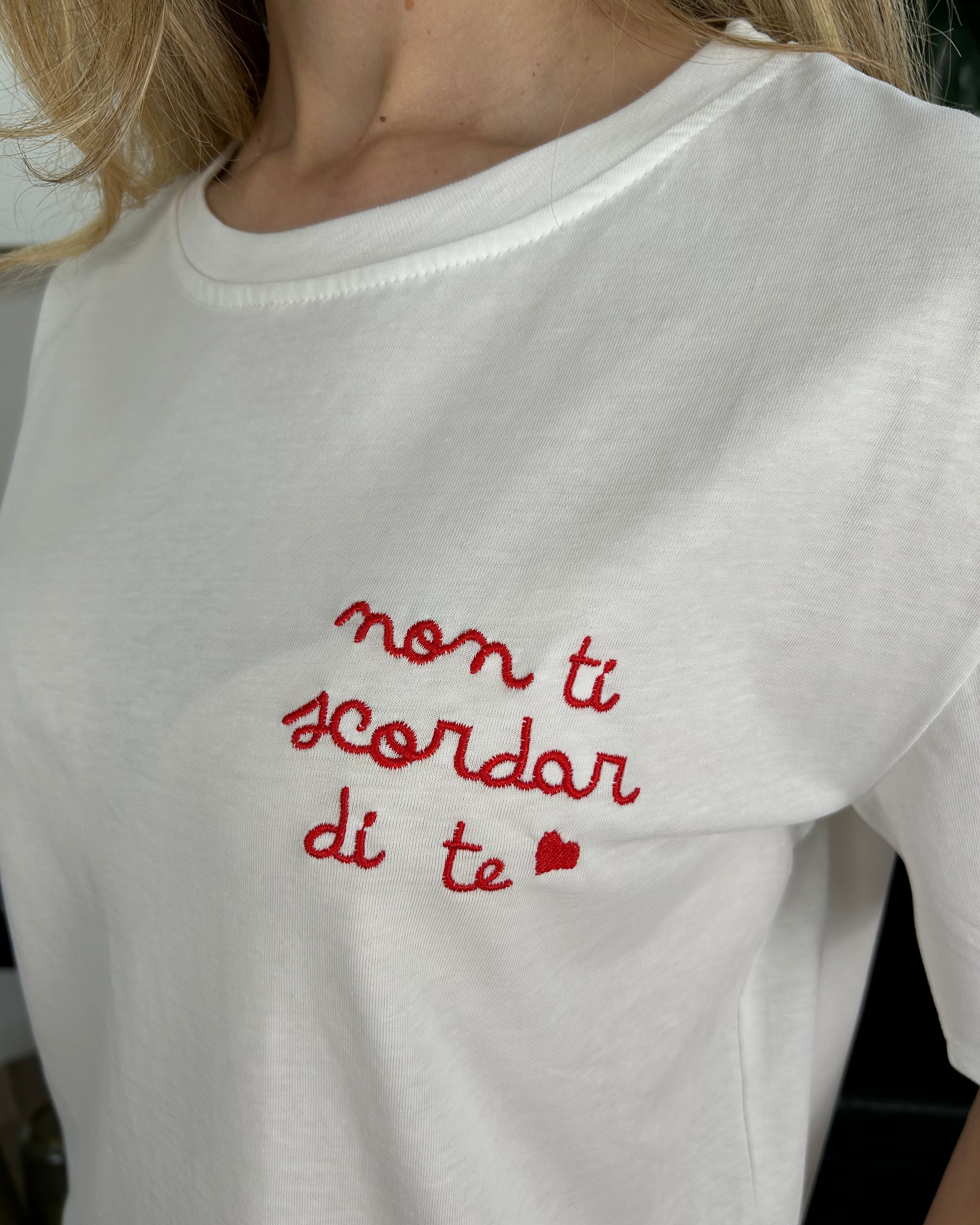 T‑SHIRT COTONE 100% CON SCRITTA “NON TI SCORDAR DI TE" SCRITTA ROSSA