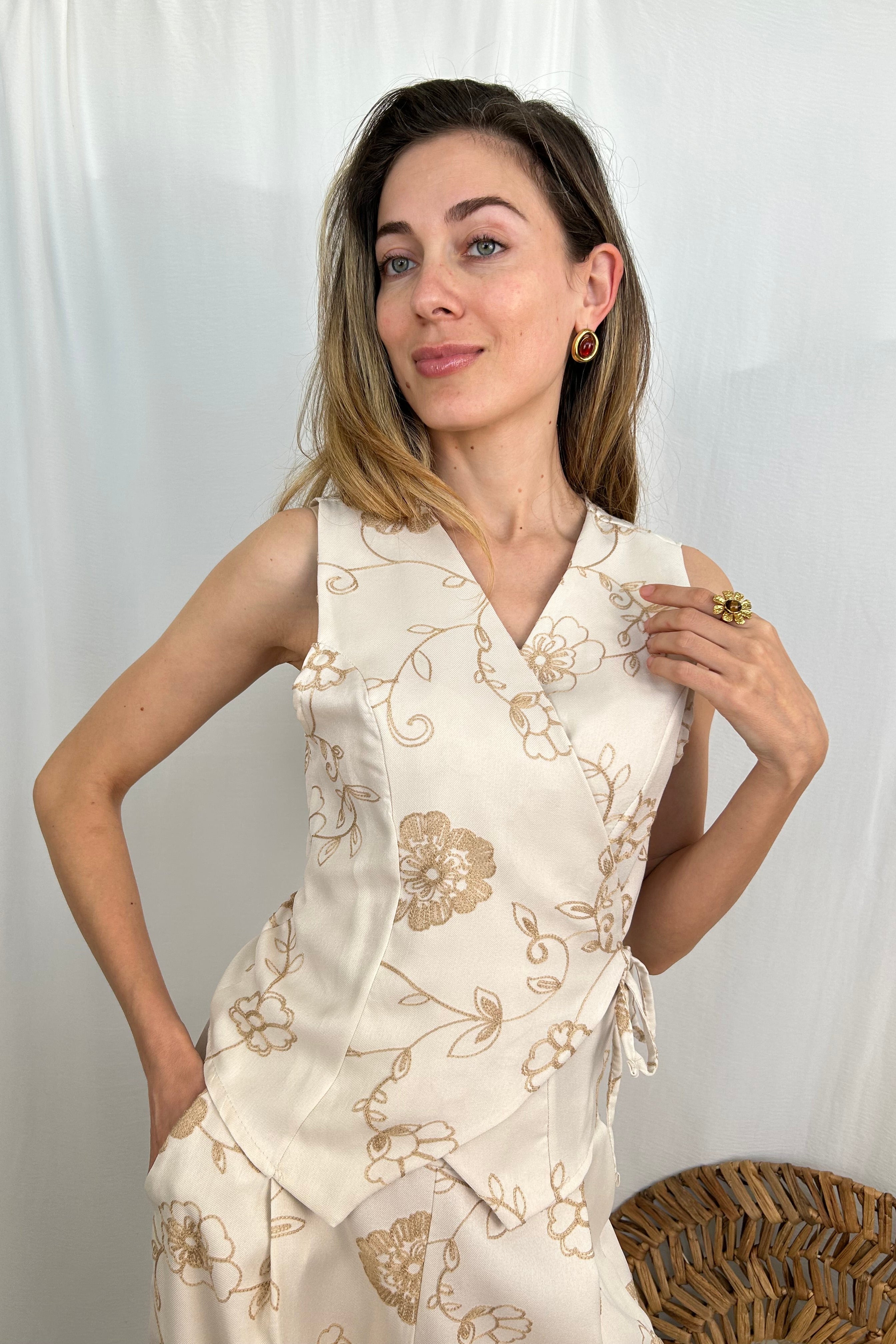 COMPLETO GILET INCROCIATO E PANTALONE VITA ALTA CON PINCES COL. NATURALE