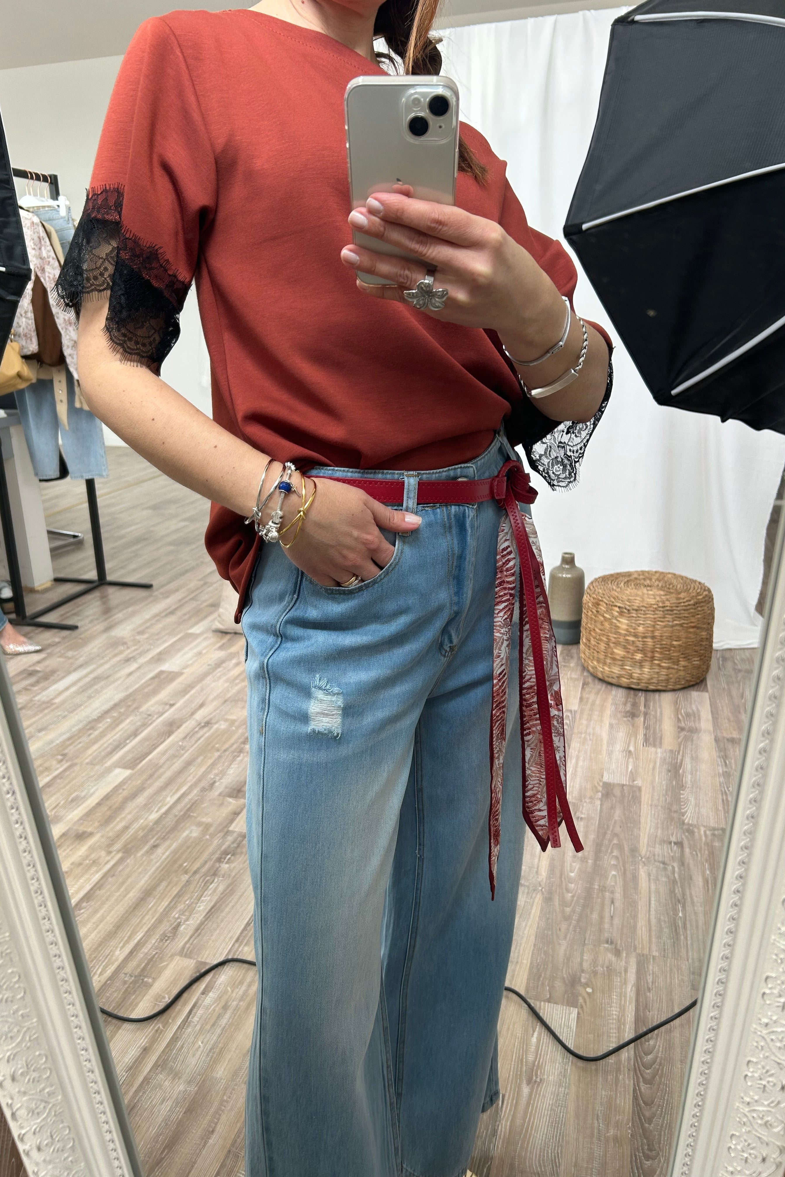 JEANS AMPIO CHIARO CON CINTURA ROSSA E FOULARD